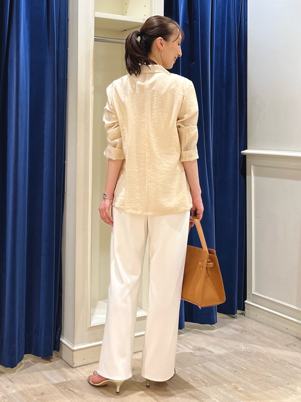 ホワイト系のTシャツ/カットソー、ベージュ系のテーラードジャケット、ホワイト系のその他パンツを着用したレディースの夏コーディネートの10枚目の写真