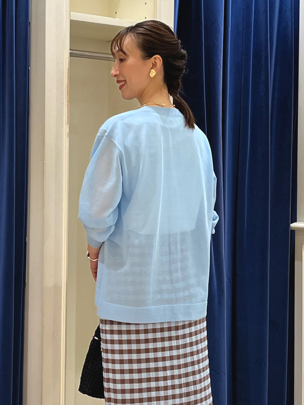 「サンダル、ロングスカート、きれいめカジュアル、シアートップス、夏コーデ、タイトスカート、ギンガムチェック、ギンガムチェックスカート、シアー、カーディガン、カーディガンコーデ、ノーリーズ、白Tシャツ、Vネック、シアーカーディガン」|「NOLLEY’Sのニュアンスプレートイヤリング(イヤリング、ゴールド系)」を使った、nol ikeoさん(骨格ウェーブ・レディース・160cm)の夏コーディネートの5枚目の写真