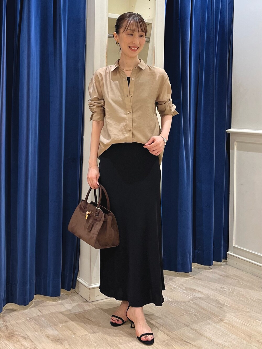 「シアートップス、きれいめカジュアル、オトナ女子、シアー、シアーシャツ、ナロースカート、ロングスカート、マーメイドスカート、スカート、スカートスタイル、シャツ、シャツスタイル、キャメル、ブラック、ノーリーズ」|「NOLLEY’Sの【grace grace/グラスグラス】ハート ピアス(ピアス(両耳用)、ゴールド系)」を使った、nol ikeoさん(骨格ウェーブ・レディース・160cm)の夏コーディネートの5枚目の写真
