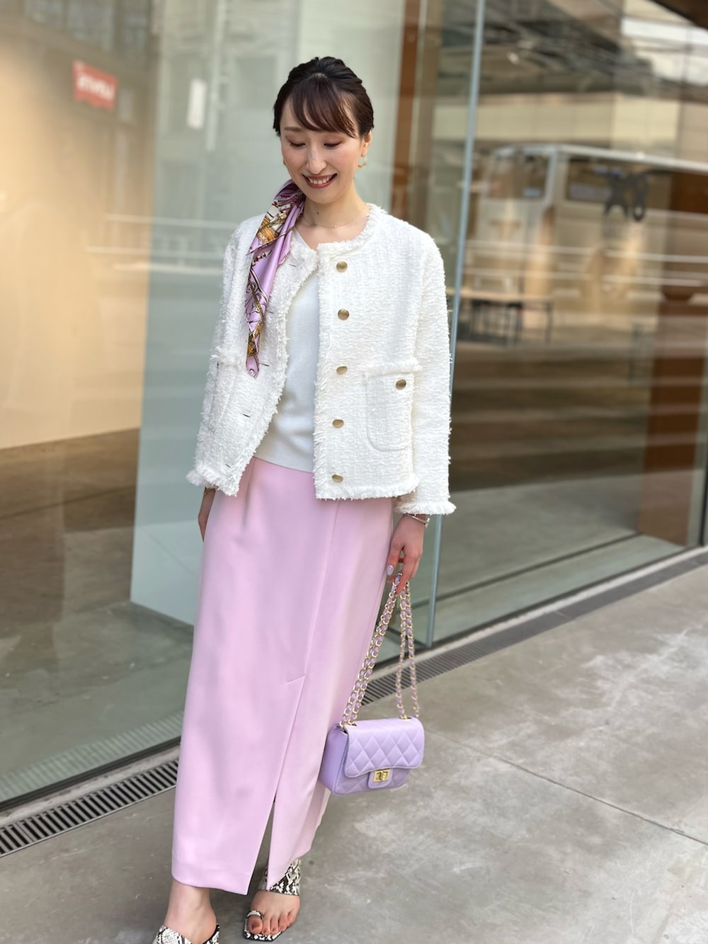 シルバー系のニット/セーター、ホワイト系のノーカラージャケット、ピンク系のスカートを着用したレディースの冬コーディネートの3枚目の写真