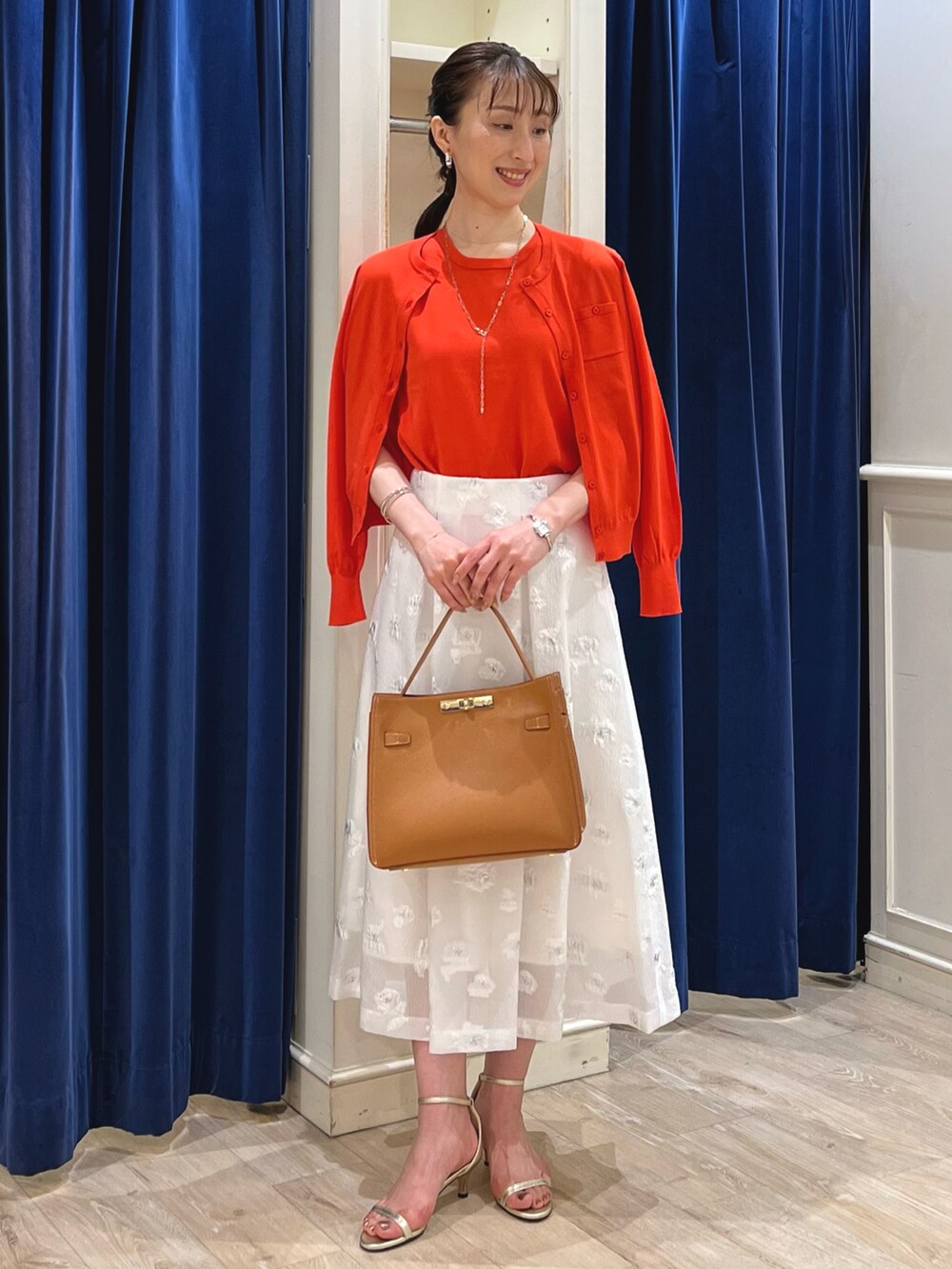 「デートコーデ、夏コーデ、ノースリーブ、お出かけコーデ、大人可愛い、カラーコーデ、大人かわいい、オレンジ、オレンジニット、アンサンブル、カーディガン、フラワープリント、フレアスカート、スカート、ノーリーズ」|「grace grace の【grace grace/グラスグラス】ニュアンスG型イヤリング(イヤリング、シルバー系)」を使った、nol ikeoさん(骨格ウェーブ・レディース・160cm)の夏コーディネートの6枚目の写真
