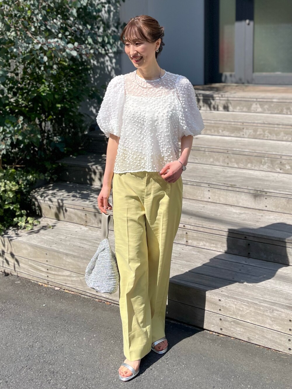 ホワイト系のシャツ/ブラウス、ホワイト系のキャミソール、イエロー系のその他パンツを着用したレディースの春コーディネートの4枚目の写真