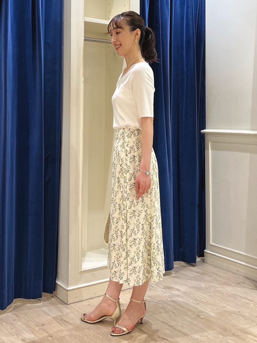 「お出かけコーデ、マーメイドスカート、淡色コーデ、スカートコーデ、パステルカラー、ノーリーズ、キレイめ、花柄、花柄スカート、フラワープリント、ニット、大人かわいい、春コーデ、サマーニット、デートコーデ」｜「grace grace のニュアンスG型イヤリング（イヤリング、ゴールド系）」を使った、nol ikeoさん（骨格ウェーブ・レディース・160cm）の春コーディネートの8枚目の写真