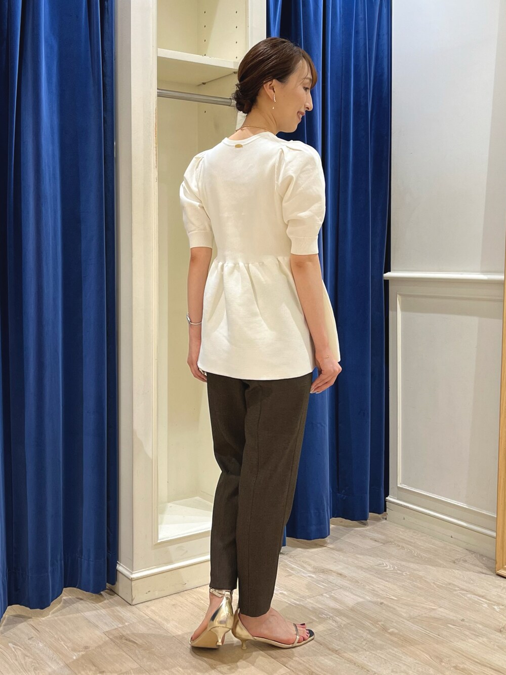 「パンツコーデ、ぺプラムトップス、ぺプラム、パフスリーブ、テーパードパンツ、大人かわいい、きれいめカジュアル、パンツスタイル、ニット、ぺプラムニット、ノーリーズ、ツイードパンツ、オトナカワイイ、キレイめカジュアル、ブラウン」｜「NOLLEY’S Sophiのスライドパールイヤリング（イヤリング、ホワイト系）」を使った、nol ikeoさん（レディース・160cm）の夏コーディネートの4枚目の写真