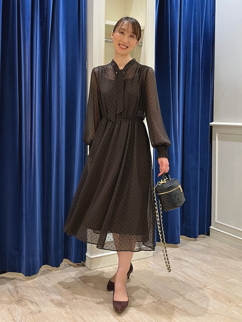「秋冬コーデ、オトナ女子、ワンピーススタイル、シアー、ドット、ドットワンピ、ワンピース、シフォン、ブラウン、キレイめ、ドット柄、ノーリーズ、シアーワンピース、ボウタイ、チェーンバッグ」｜「NOLLEY’S Sophiのプチパールスキニーイヤリング（イヤリング、ゴールド系）」を使った、nol ikeoさん（レディース・160cm）の秋コーディネートの4枚目の写真