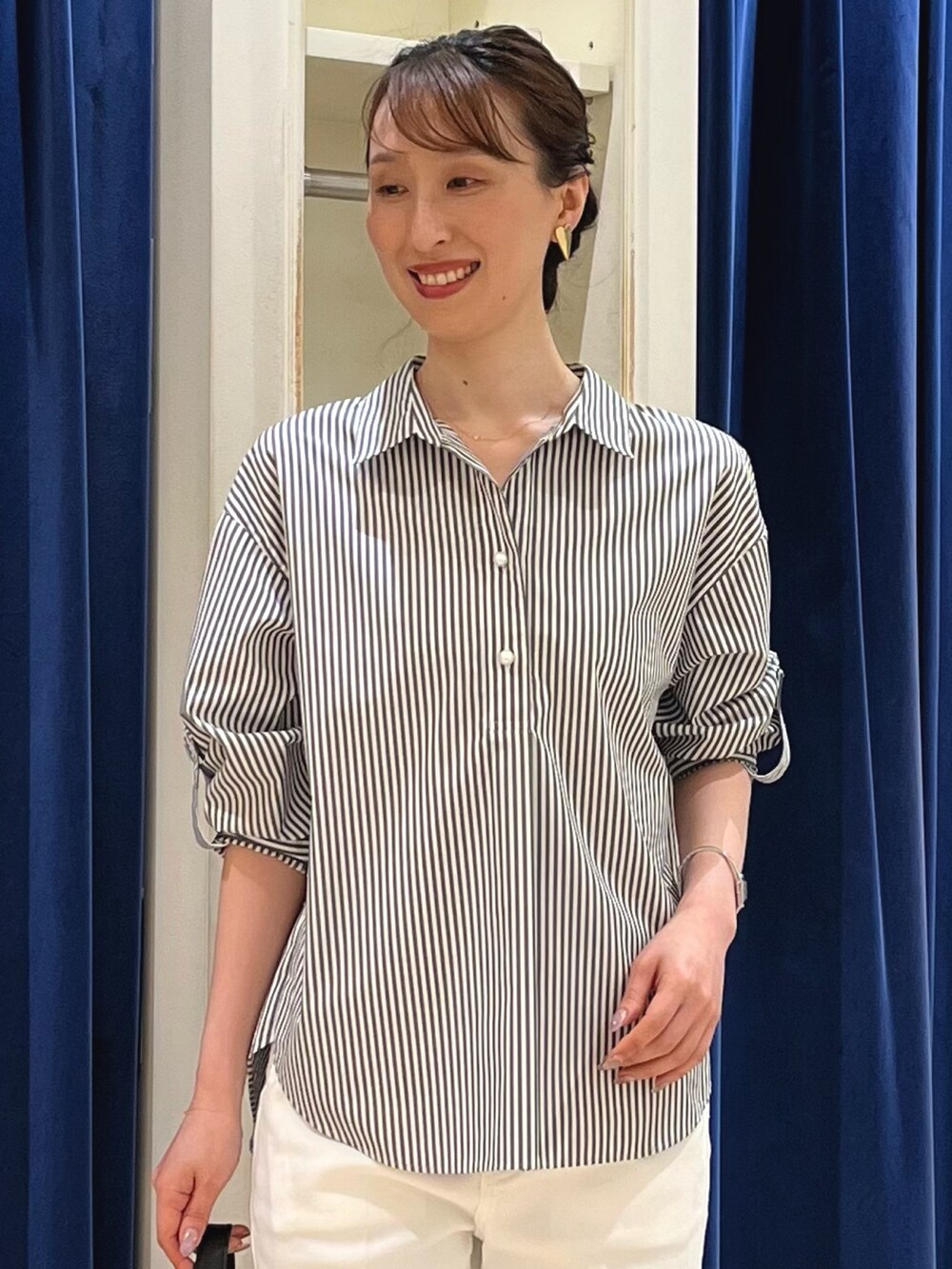 「大人カジュアル、お出かけコーデ、ストライプシャツ、春夏コーデ、シンプルコーデ、きれいめカジュアル、休日スタイル、オトナ女子、大人コーデ、シャツ、デニム、デニムパンツ、スキッパーシャツ、ノーリーズ、ストライプ」|「NOLLEY’Sの【grace grace/グラスグラス】ハートイヤリング(イヤリング、ゴールド系)」を使った、nol ikeoさん(骨格ウェーブ・レディース・160cm)の春コーディネートの3枚目の写真