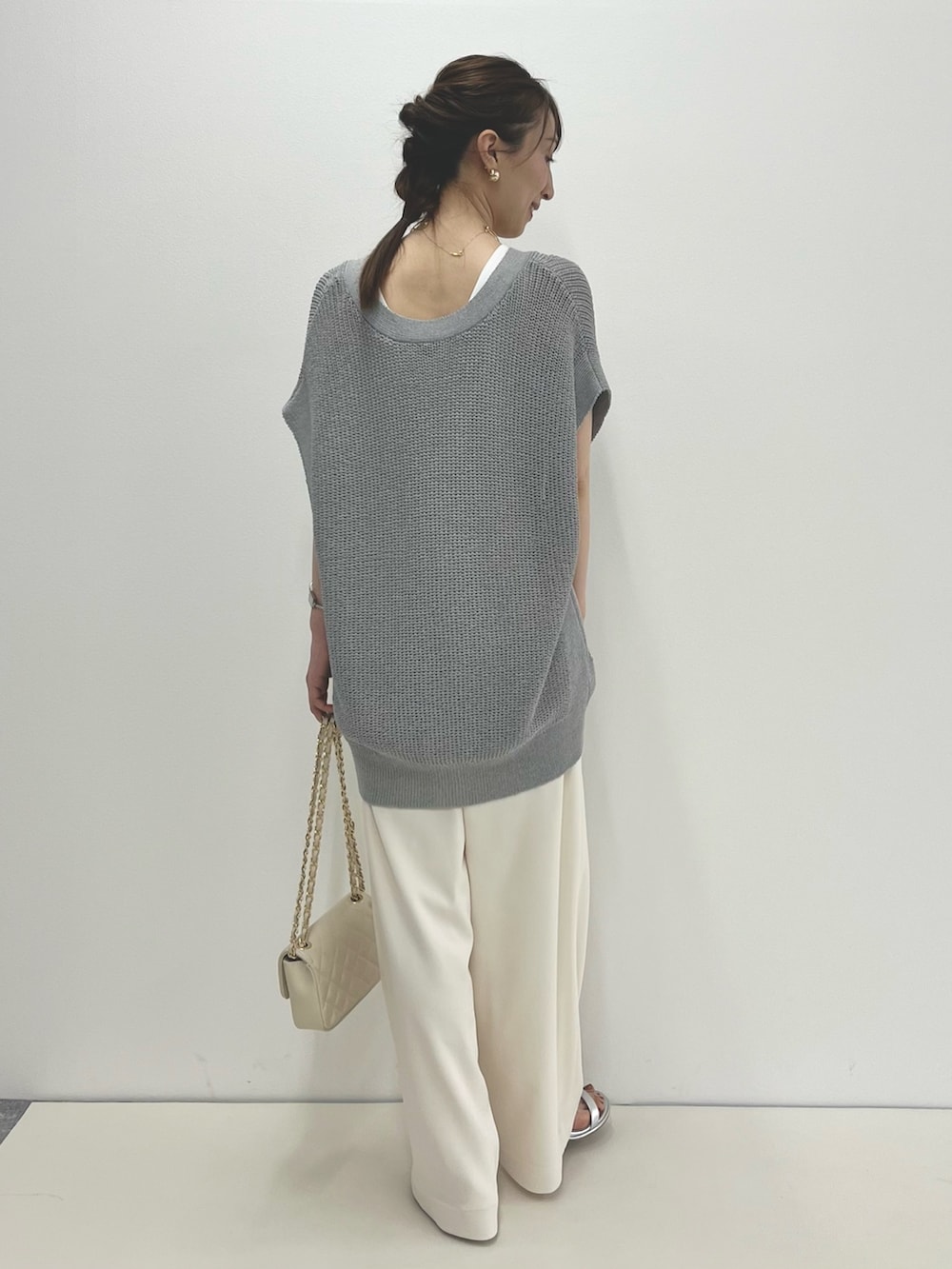 グレー系のベスト、ホワイト系のタンクトップ、ホワイト系のその他パンツを着用したレディースの春コーディネートの8枚目の写真