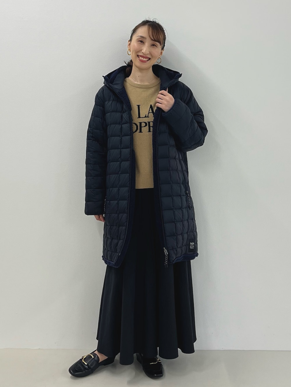 「ロングスカート、おでかけコーデ、秋冬コーデ、ロゴ、ロゴニット、ダウン、ボア、リバーシブル、きれいめカジュアル、大人カジュアル、TAION、アウター、ノーリーズ、スカート、マキシスカート」｜「TAIONの◇【WEB限定】【TAION/タイオン】別注ボア×ダウンフードコート(リバーシブル)（ダウンジャケット/コート、ブルー系）」を使った、nol ikeoさん（レディース・160cm）の秋コーディネートの5枚目の写真