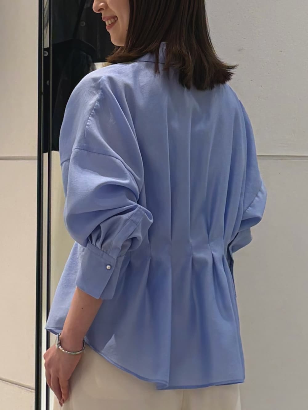 ブルー系のシャツ/ブラウス、グレー系のタンクトップ、ホワイト系のその他パンツを着用したレディースの冬コーディネートの6枚目の写真