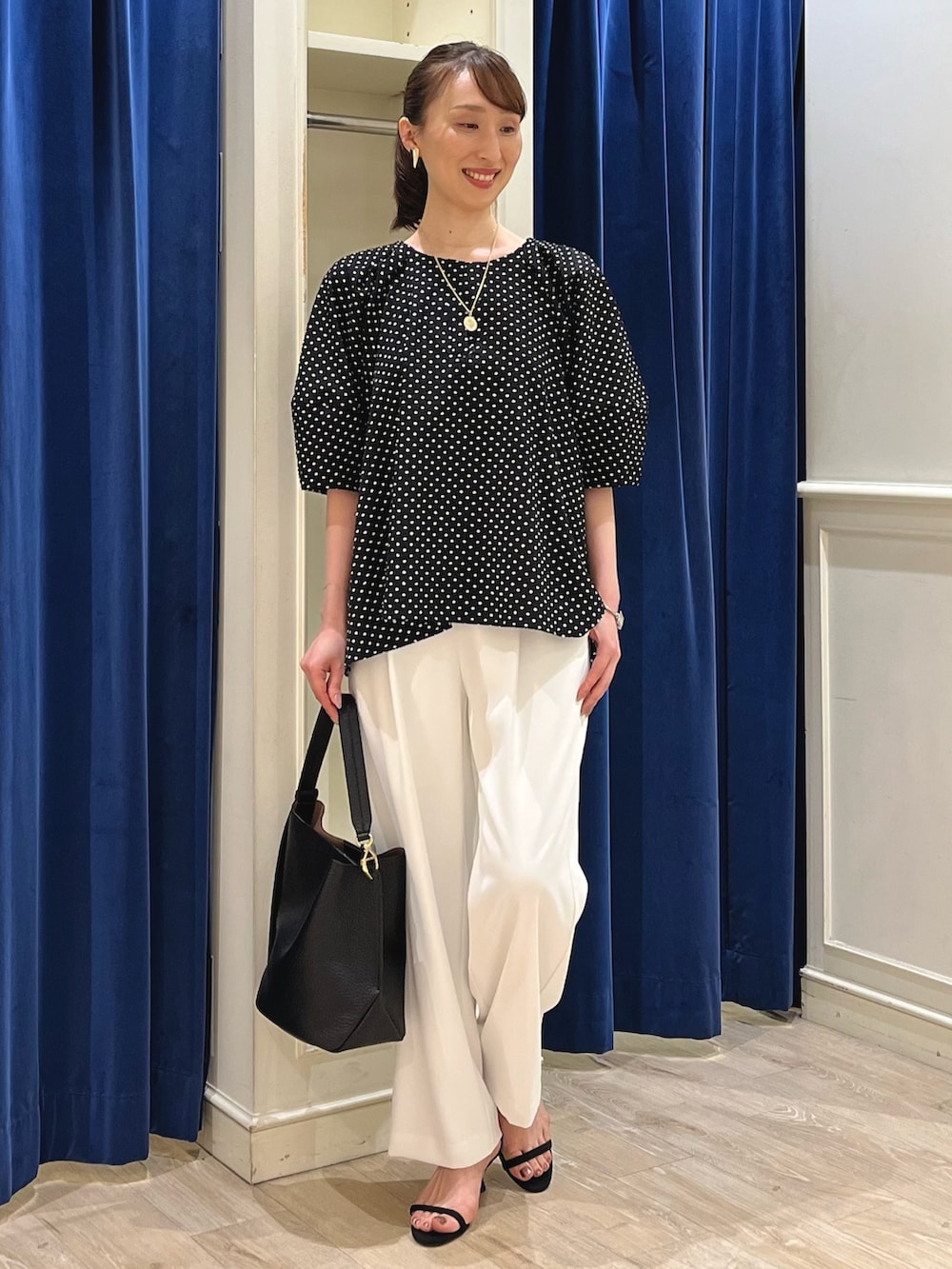 「ワイドパンツ、きれいめカジュアル、モノトーン、春夏コーデ、パンツコーデ、ドット、ドット柄、イージーパンツ、モノトーンコーデ、ノーリーズ、大人カジュアル、ブラウス、パフスリーブ、コインネックレス、大人コーデ」|「NOLLEY’Sの【grace grace/グラスグラス】ハート ピアス(ピアス(両耳用)、ゴールド系)」を使った、nol ikeoさん(骨格ウェーブ・レディース・160cm)の春コーディネートの7枚目の写真