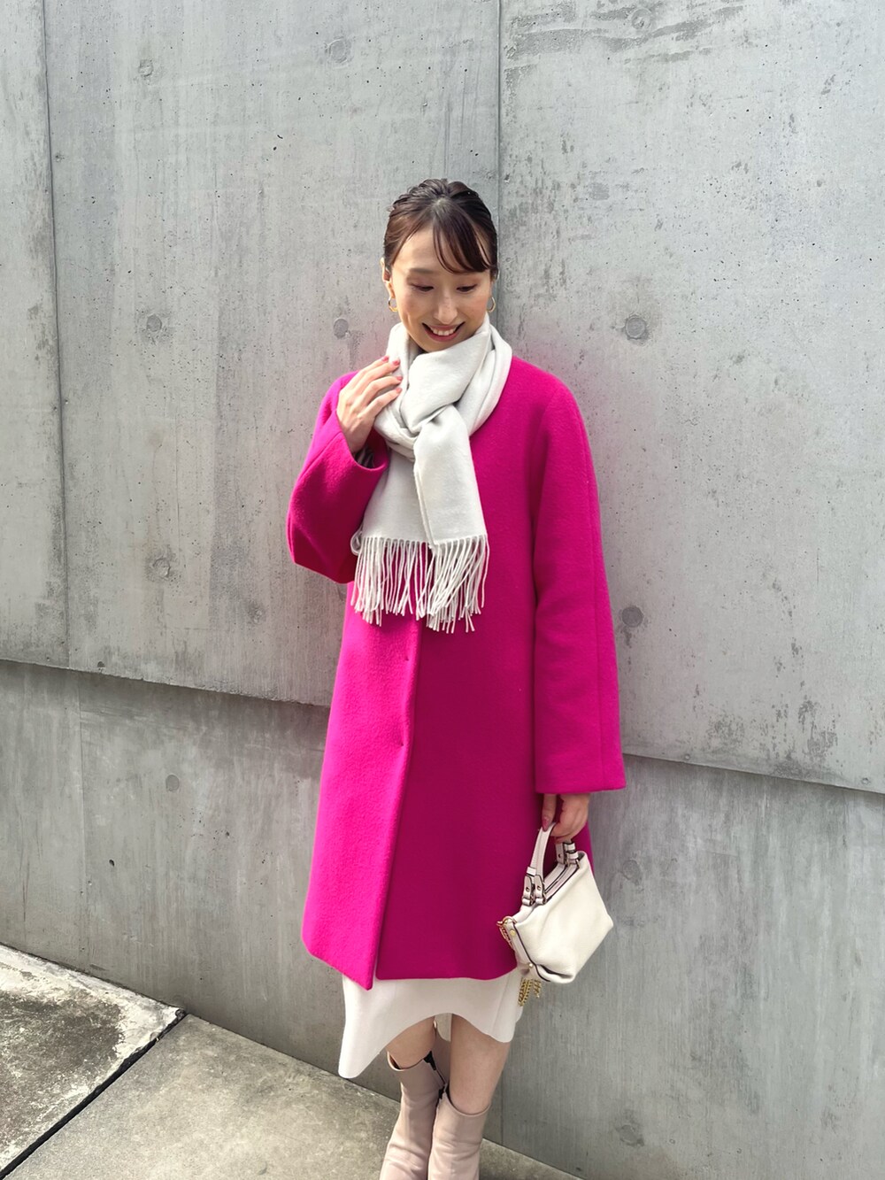 ベージュ系のニット/セーター、ピンク系のその他アウター、ベージュ系のスカートを着用したレディースの冬コーディネートの4枚目の写真