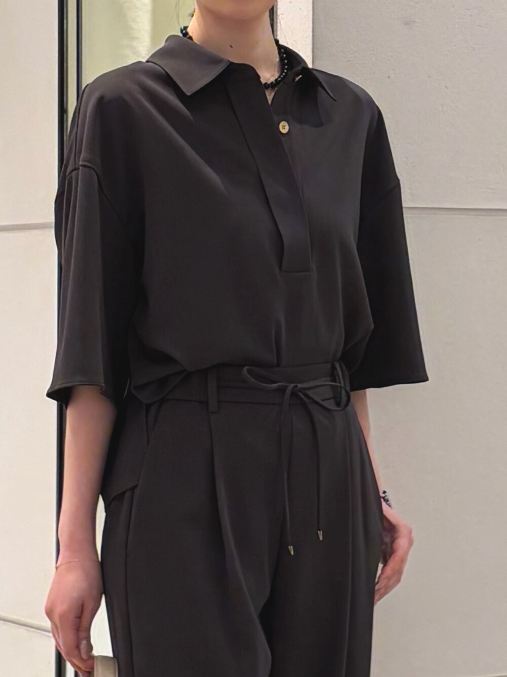 グレー系のシャツ/ブラウス、グレー系のその他パンツ、ベージュ系のトートバッグを着用したレディースの春コーディネートの4枚目の写真