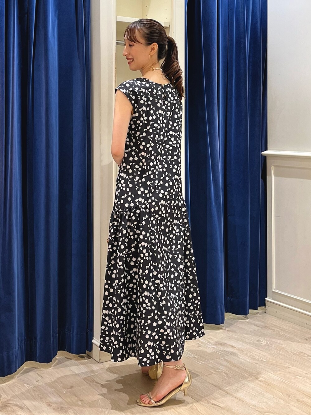 「夏コーデ、ワンピース、お出かけコーデ、大人ガーリー、ワンピーススタイル、ロングワンピース、小花柄、花柄ワンピース、花柄、フラワープリント、モノトーン、かごバッグ、夏ワンピース、ノーリーズ、きれいめカジュアル」｜「NOLLEY’Sの【WEB限定】マルチWAY チェーン＆淡水パールロングネックレス（ネックレス、ゴールド系）」を使った、nol ikeoさん（レディース・160cm）の夏コーディネートの10枚目の写真