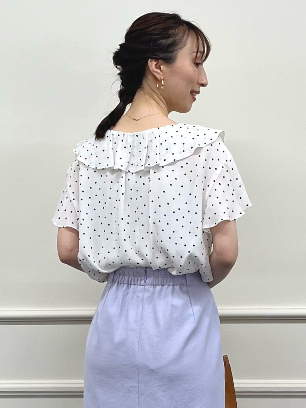 ホワイト系のシャツ/ブラウス、パープル系のスカート、イエロー系のショルダーバッグを着用したレディースの夏コーディネートの4枚目の写真