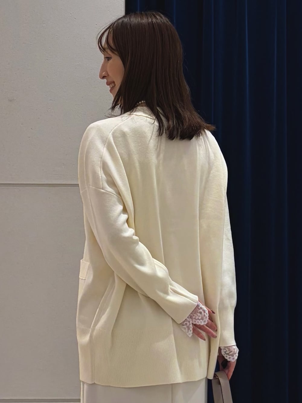 ホワイト系のシャツ/ブラウス、ホワイト系のキャミソール、ホワイト系のカーディガン/ボレロを着用したレディースの秋コーディネートの5枚目の写真