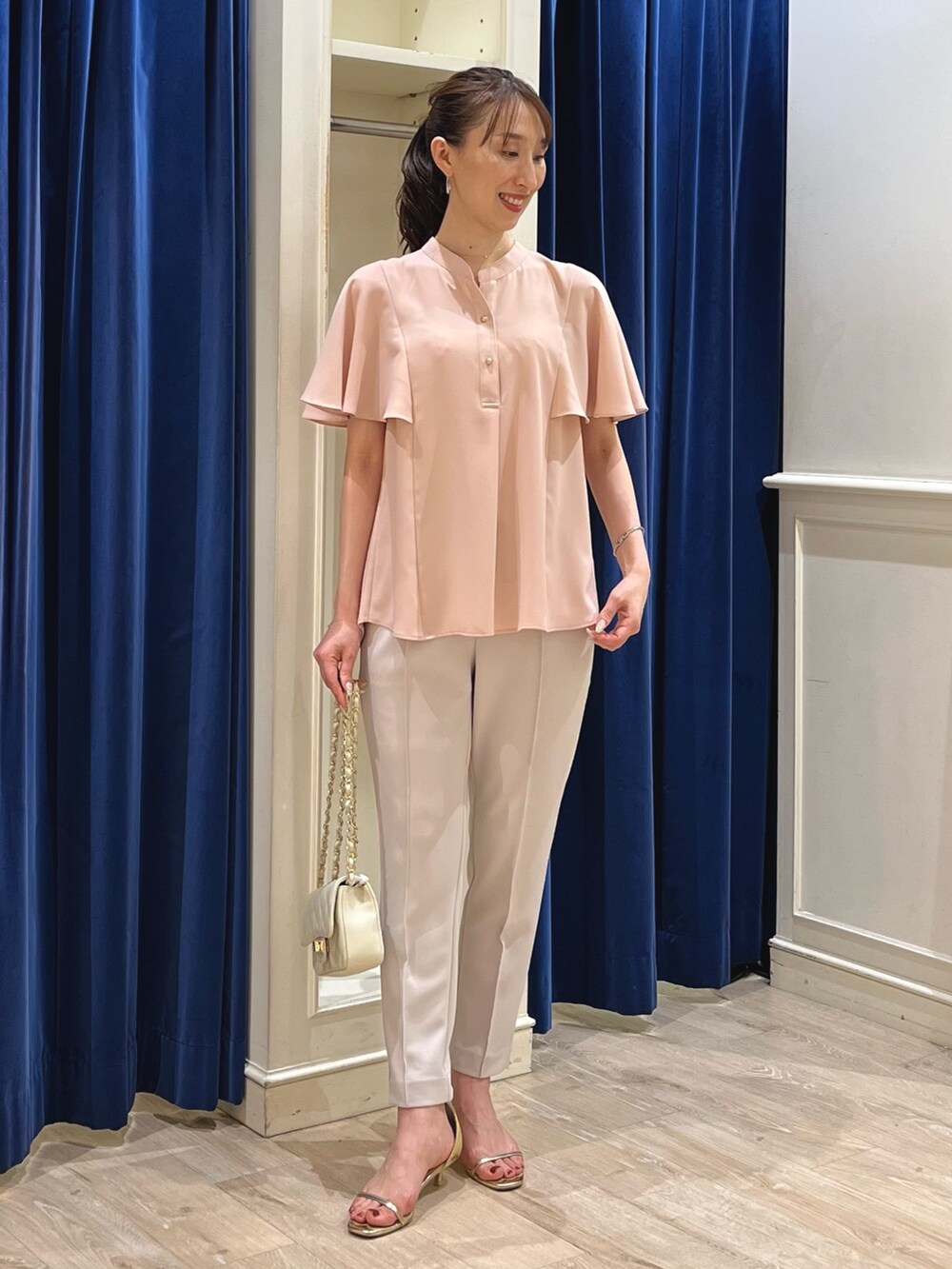 「夏コーデ、さらっと晴れやかスナップ、淡色コーデ、きれいめカジュアル、オトナ女子、ボリューム袖、フレアスリーブ、ブラウス、イージーパンツ、テーパードパンツ、ピンク、オフィスカジュアル、キレイめ、ノーリーズ、パンツスタイル」｜「NOLLEY’S Sophiのジョーゼットフレアスリーブブラウス（シャツ/ブラウス、ピンク系）」を使った、nol ikeoさん（レディース・160cm）の夏コーディネートの2枚目の写真