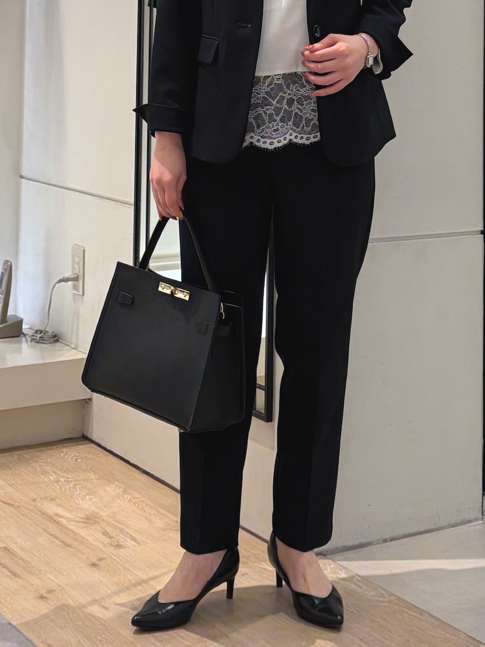 ホワイト系のシャツ/ブラウス、ブルー系のノーカラージャケット、ブラック系のショルダーバッグを着用したレディースの冬コーディネートの4枚目の写真