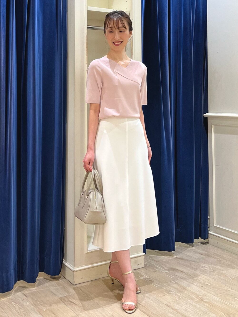 「春色、春めき満開コーデ、春、きれいめコーデ、ニット、カシュクール、ピンク、ピンクコーデ、フレアスカート、スカート、スカートスタイル、大人かわいい、ノーリーズ、春コーデ、オフィスカジュアル」｜「NOLLEY’S Sophiの《手洗い可能》カシュクール風5分袖プルオーバーニット（ニット/セーター、ピンク系）」を使った、nol ikeoさん（骨格ウェーブ・レディース・160cm）の春コーディネートの10枚目の写真