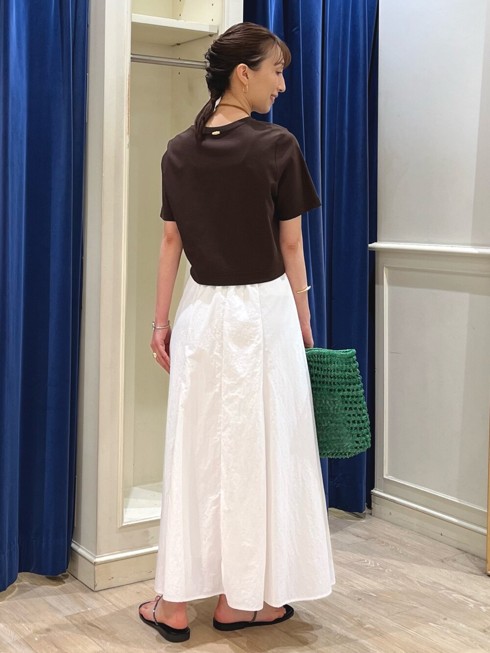 「サンダル、きれいめカジュアル、休日スタイル、ロングスカート、大人カジュアルコーデ、ブラウン、フレアスカート、Tシャツコーデ、Tシャツ、スカート、ショート丈トップス、ショート丈、ノーリーズ、Ｔシャツ、夏コーデ」｜「NOLLEY’Sのニュアンスプレートネックレス（ネックレス、ゴールド系）」を使った、nol ikeoさん（骨格ウェーブ・レディース・160cm）の春コーディネートの10枚目の写真