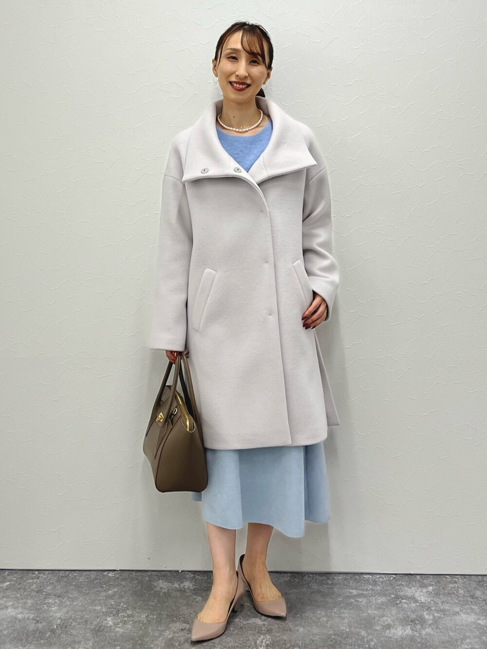 「冬アウター、淡色コーデ、冬コーデ、お出かけコーデ、ニット、大人かわいい、カラーコーデ、ショート丈トップス、ニットコーデ、フレアスカート、スカート、スエード、コート、スタンドカラーコート、ノーリーズ」|「NOLLEY’Sの【grace grace/グラスグラス】10K カットワイヤーフープ ピアス(ピアス(両耳用)、ゴールド系)」を使った、nol ikeoさん(レディース・160cm)の秋コーディネートの9枚目の写真