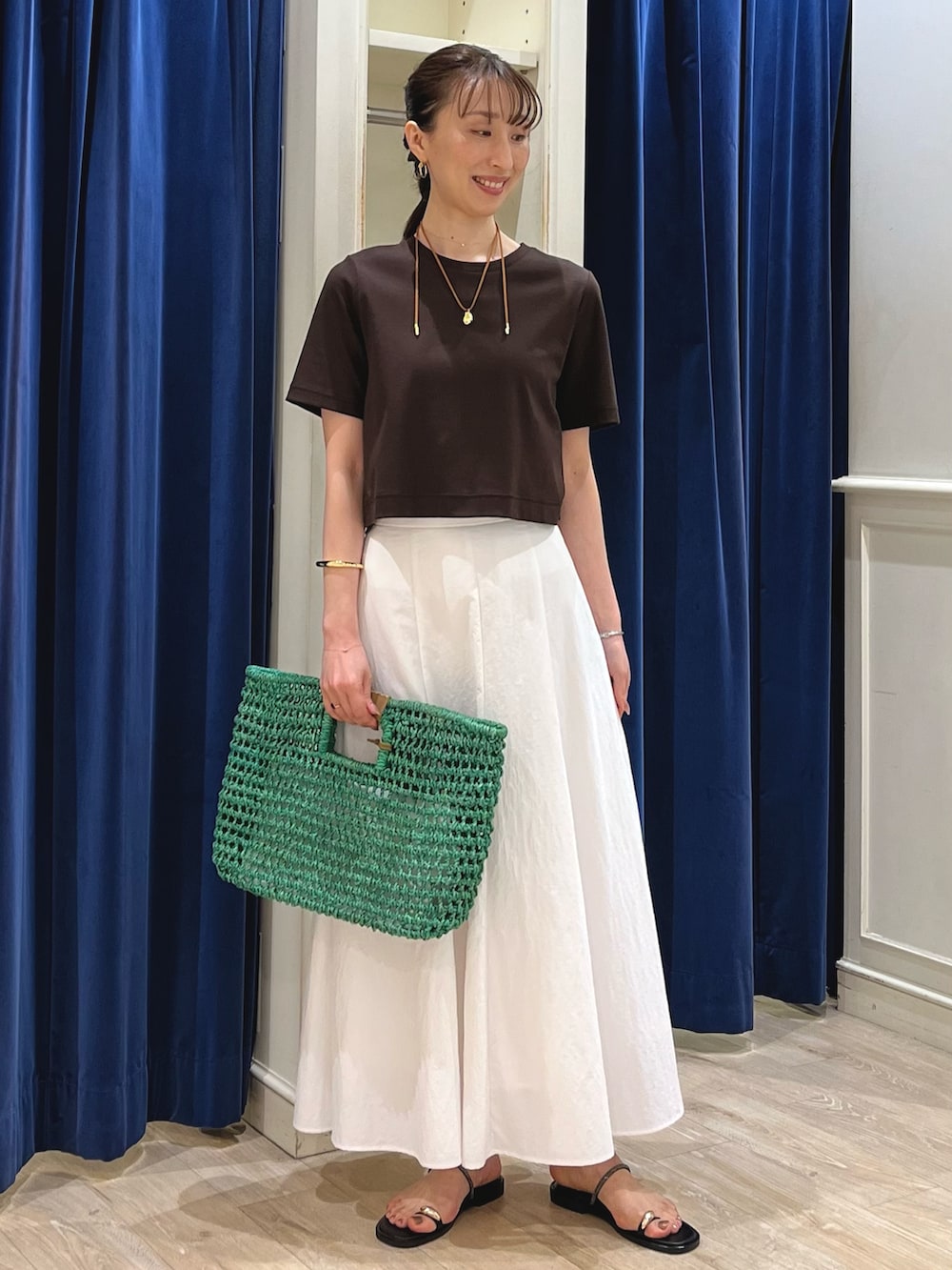 「サンダル、きれいめカジュアル、休日スタイル、ロングスカート、大人カジュアルコーデ、ブラウン、フレアスカート、Tシャツコーデ、Tシャツ、スカート、ショート丈トップス、ショート丈、ノーリーズ、Ｔシャツ、夏コーデ」｜「NOLLEY’Sのニュアンスプレートネックレス（ネックレス、ゴールド系）」を使った、nol ikeoさん（骨格ウェーブ・レディース・160cm）の春コーディネートの6枚目の写真