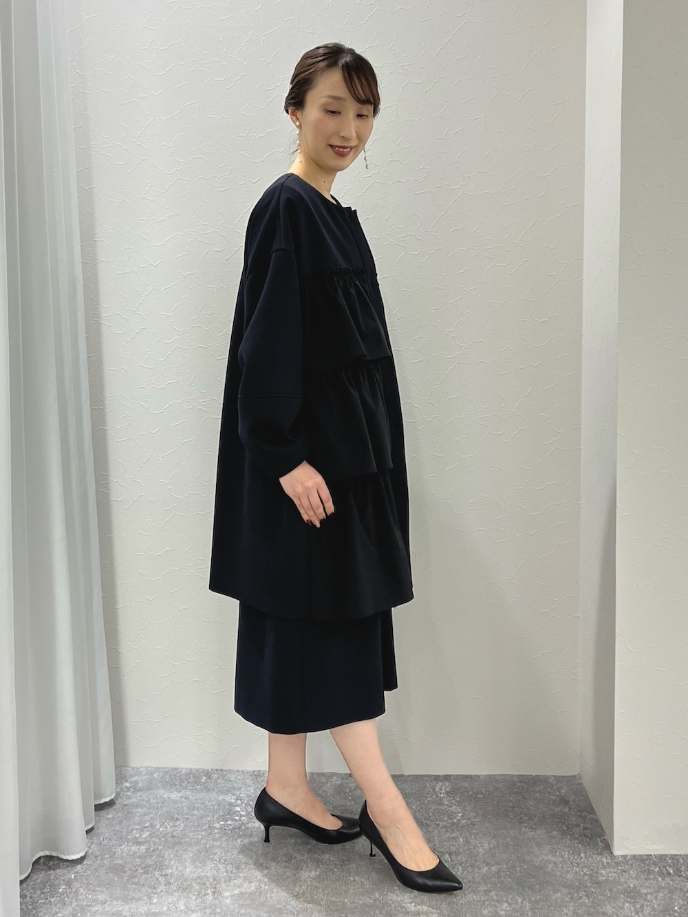 「ワンピース、春アウター、ダンボール素材、ノーカラーコート、ノーカラー、オケージョン、セレモニー、オケージョンスタイル、キレイめ、きちんとスタイル、オトナ女子、ノーリーズ、ベルト、半袖ワンピース、ネイビー」|「NOLLEY’S Sophiの淡水レンパールピアス(ピアス(両耳用)、ホワイト系)」を使った、nol ikeoさん(レディース・160cm)の冬コーディネートの8枚目の写真