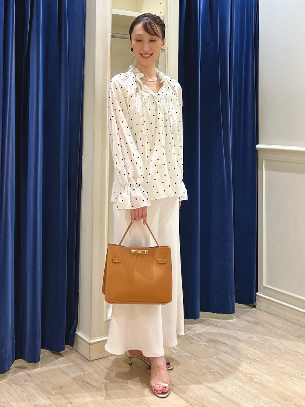 「きれいめカジュアル、ロングスカート、大人女子、ナロースカート、スカート、ドット、ドット柄、ドットブラウス、ワントーン、ワントーンコーデ、ホワイトコーデ、ホワイト、ノーリーズ、ブラウス、フリル」|「NOLLEY’Sの【grace grace/グラスグラス】ピアット イヤリング(イヤリング、シルバー系)」を使った、nol ikeoさん(骨格ウェーブ・レディース・160cm)の夏コーディネートの9枚目の写真