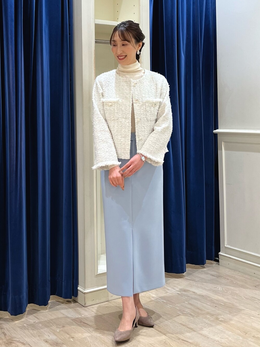 「ロングスカート、きれいめカジュアル、ツイード、ノーカラージャケット、ジャケット、ジャケットスタイル、スリット、タイトスカート、ツイードジャケット、ノーカラー、ノーリーズ、キレイめ、きれいめコーディネート、サックスブルー、ハイネック」|「NOLLEY’S Sophiのボリュームドロップイヤリング(イヤリング、シルバー系)」を使った、nol ikeoさん(レディース・160cm)の冬コーディネートの4枚目の写真