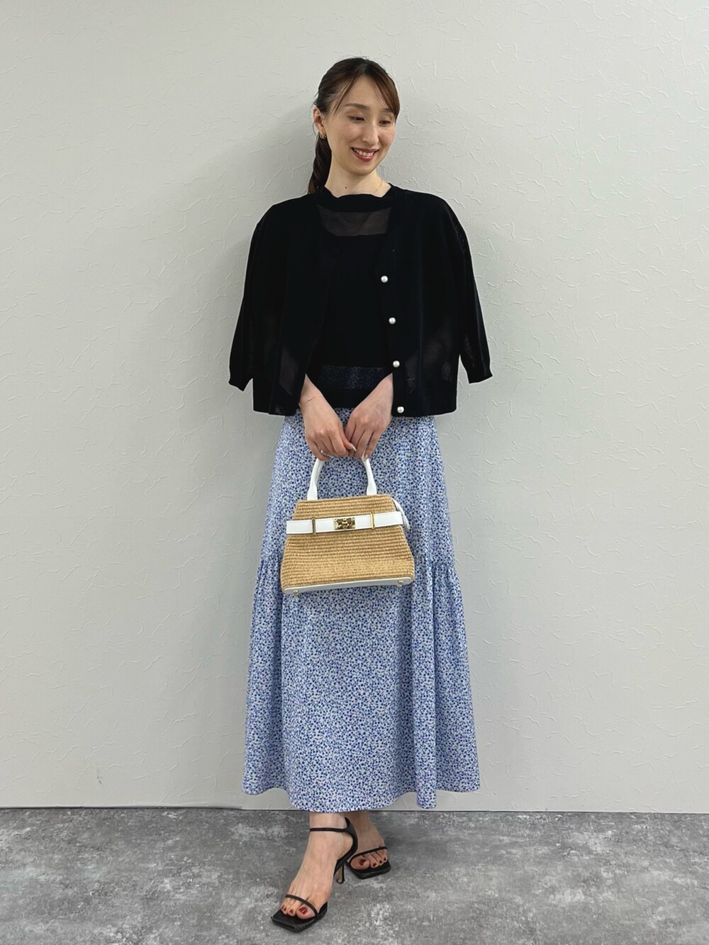 「さらっと晴れやかスナップ、きれいめカジュアル、夏コーデ、シアートップス、お出かけコーデ、ティアードスカート、ロングスカート、小花柄、花柄スカート、花柄、カーディガン、シアー、ノーリーズ、ブラック、フラワープリント」|「NOLLEY’SのキラV型ピアス(ピアス(両耳用)、ゴールド系)」を使った、nol ikeoさん(レディース・160cm)の夏コーディネートの7枚目の写真