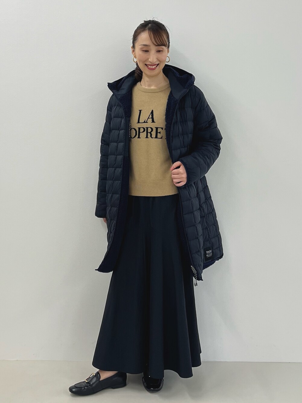 「ロングスカート、おでかけコーデ、秋冬コーデ、ロゴ、ロゴニット、ダウン、ボア、リバーシブル、きれいめカジュアル、大人カジュアル、TAION、アウター、ノーリーズ、スカート、マキシスカート」｜「TAIONの◇【WEB限定】【TAION/タイオン】別注ボア×ダウンフードコート(リバーシブル)（ダウンジャケット/コート、ブルー系）」を使った、nol ikeoさん（レディース・160cm）の秋コーディネートの7枚目の写真