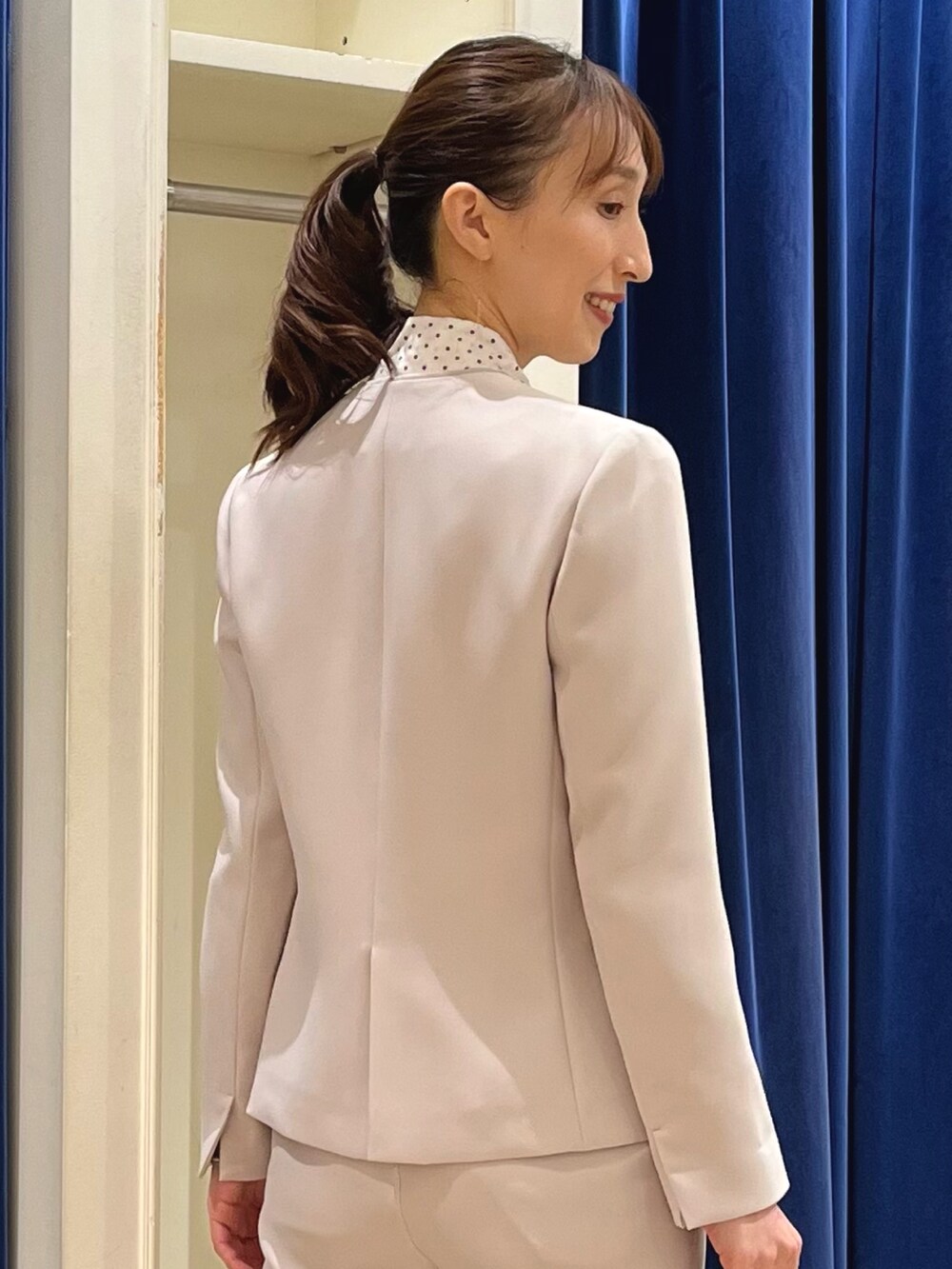 「セットアップ、パンツスタイル、オトナ女子、オフィススタイル、オフィスコーデ、通勤コーデ、ジャケット、スーツスタイル、スーツ、ノーカラージャケット、ジャケットスタイル、パンツコーデ、ボウタイブラウス、ノーリーズ、ドット」|「NOLLEY’Sの【grace grace/グラスグラス】10K ペタルチェーンピアス(ピアス(両耳用)、ゴールド系)」を使った、nol ikeoさん(レディース・160cm)の冬コーディネートの5枚目の写真