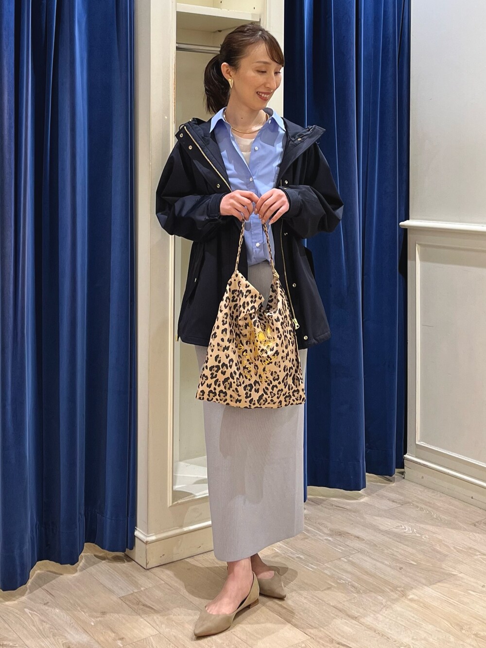 「ロンT、シャツスタイル、シアートップス、おでかけコーデ、休日スタイル、きれいめカジュアル、大人カジュアル、マンパ、マウンテンパーカー、春アウター、シャツ、ニットスカート、タイトスカート、ロングスカート、ノーリーズ」|「NOLLEY’Sの【grace grace/グラスグラス】ハートイヤリング(イヤリング、ゴールド系)」を使った、nol ikeoさん(骨格ウェーブ・レディース・160cm)の春コーディネートの2枚目の写真