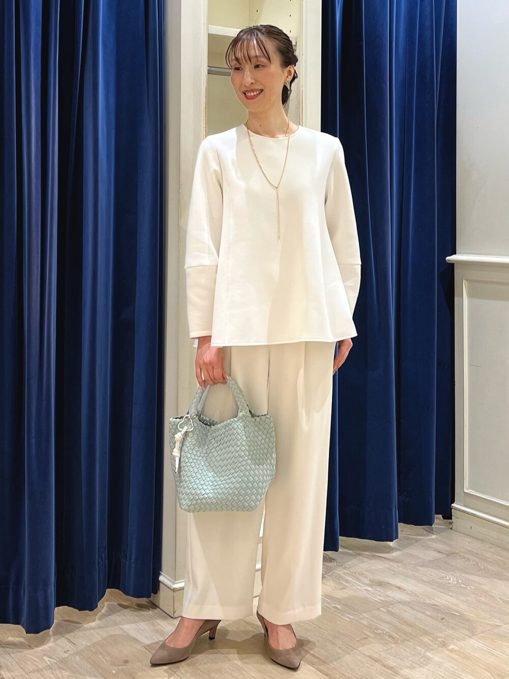 「ホワイト、ホワイトコーデ、ホワイトパンツ、イージーパンツ、ワイドパンツ、パンツ、パンツスタイル、ぺプラムトップス、ワントーンコーデ、オールホワイト、ワントーン、ノーリーズ、春コーデ、きれいめカジュアル、メッシュバッグ」|「NOLLEY’Sの【grace grace/グラスグラス】ハートイヤリング(イヤリング、ゴールド系)」を使った、nol ikeoさん(骨格ウェーブ・レディース・160cm)の春コーディネートの6枚目の写真