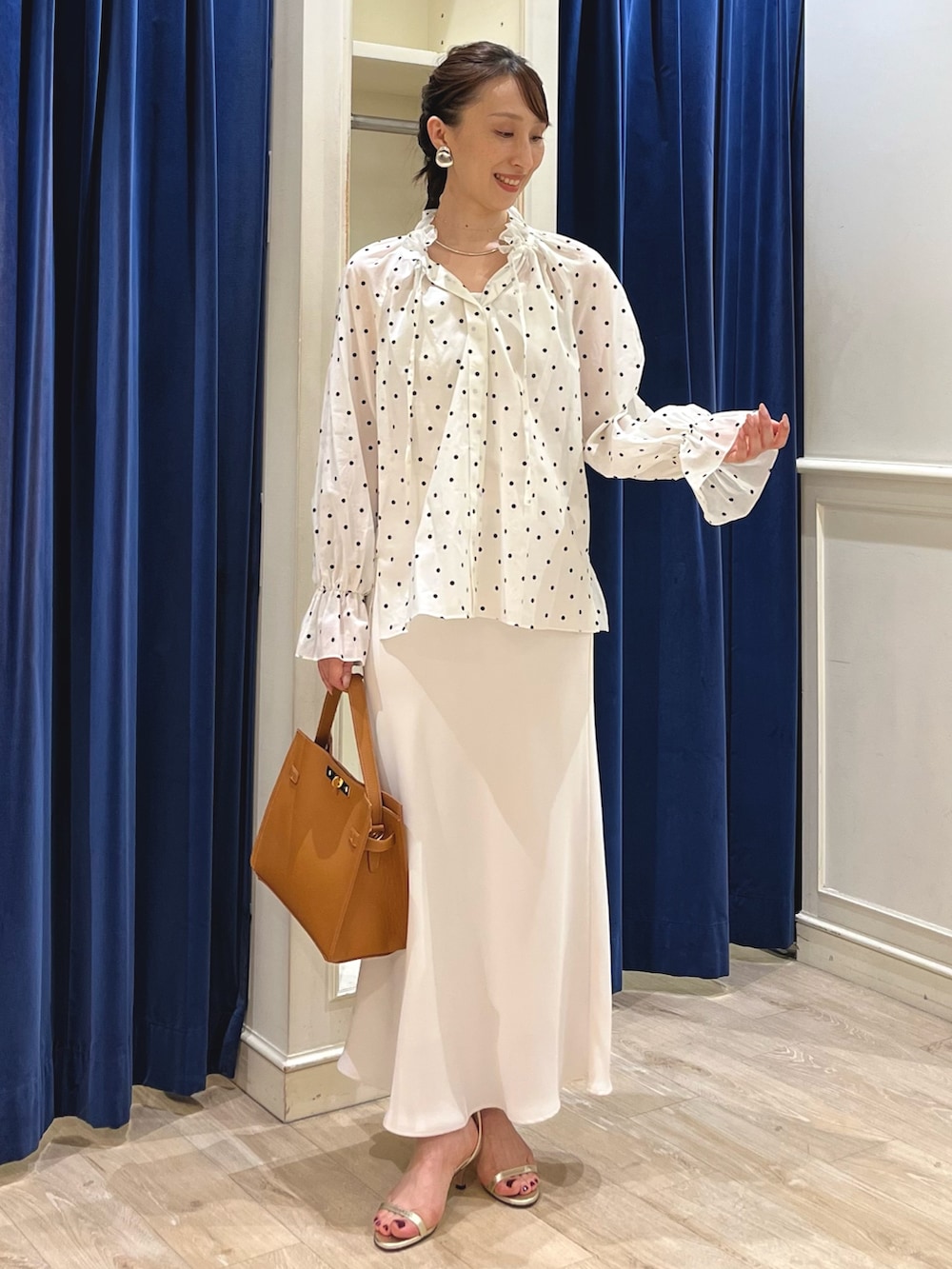 「きれいめカジュアル、ロングスカート、大人女子、ナロースカート、スカート、ドット、ドット柄、ドットブラウス、ワントーン、ワントーンコーデ、ホワイトコーデ、ホワイト、ノーリーズ、ブラウス、フリル」|「NOLLEY’Sの【grace grace/グラスグラス】ピアット イヤリング(イヤリング、シルバー系)」を使った、nol ikeoさん(骨格ウェーブ・レディース・160cm)の夏コーディネートの10枚目の写真