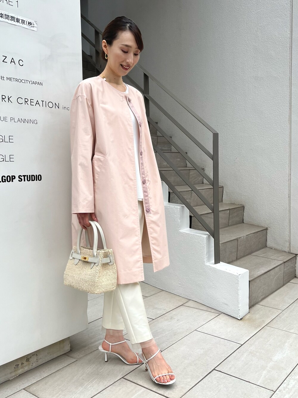「春色、オフィスカジュアル、パンツコーデ、コート、春アウター、ノーカラーコート、ピンク、春コーデ、テーパードパンツ、ワントーンコーデ、ノーリーズ、パンツスタイル、キレイめ、カラーアウター、24ssトレンド」|「NOLLEY’S Sophiの《手洗い可能》肩タックリブフレアプルオーバーニット(ニット/セーター、ホワイト系)」を使った、nol ikeoさん(レディース・160cm)の冬コーディネートの6枚目の写真