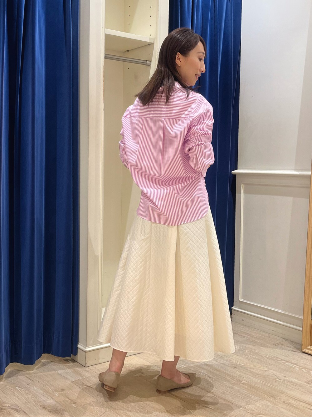ピンク系のシャツ/ブラウス、ホワイト系のスカートを着用したレディースの春コーディネートの3枚目の写真