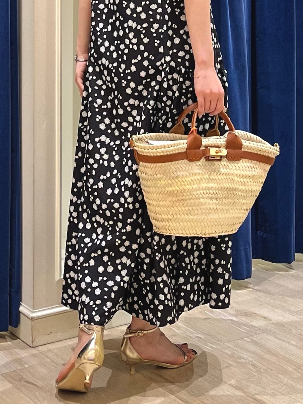 「夏コーデ、ワンピース、お出かけコーデ、大人ガーリー、ワンピーススタイル、ロングワンピース、小花柄、花柄ワンピース、花柄、フラワープリント、モノトーン、かごバッグ、夏ワンピース、ノーリーズ、きれいめカジュアル」｜「NOLLEY’Sの【WEB限定】マルチWAY チェーン＆淡水パールロングネックレス（ネックレス、ゴールド系）」を使った、nol ikeoさん（レディース・160cm）の夏コーディネートの8枚目の写真