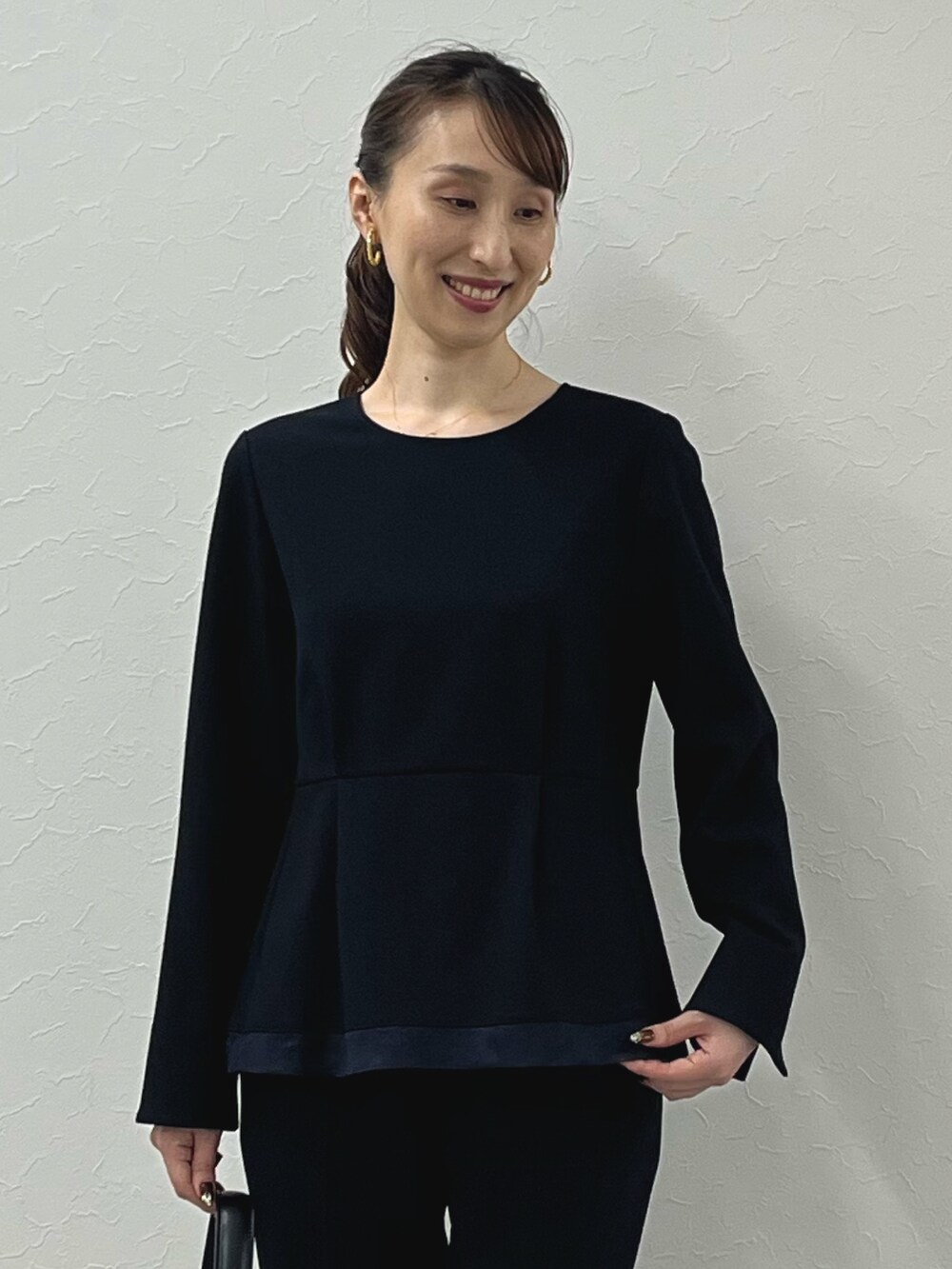 「モノトーン、セットアップ、セットアップスタイル、ネイビー、ぺプラムトップス、ぺプラム、ブラウス、ワントーンコーデ、ワントーン、パンツスタイル、パンツコーデ、パンツ、ノーリーズ、モノトーンコーデ、キレイめ」｜「NOLLEY’SのガタメタルビーズNEWピアス（ピアス（両耳用）、ゴールド系）」を使った、nol ikeoさん（レディース・160cm）の秋コーディネートの5枚目の写真