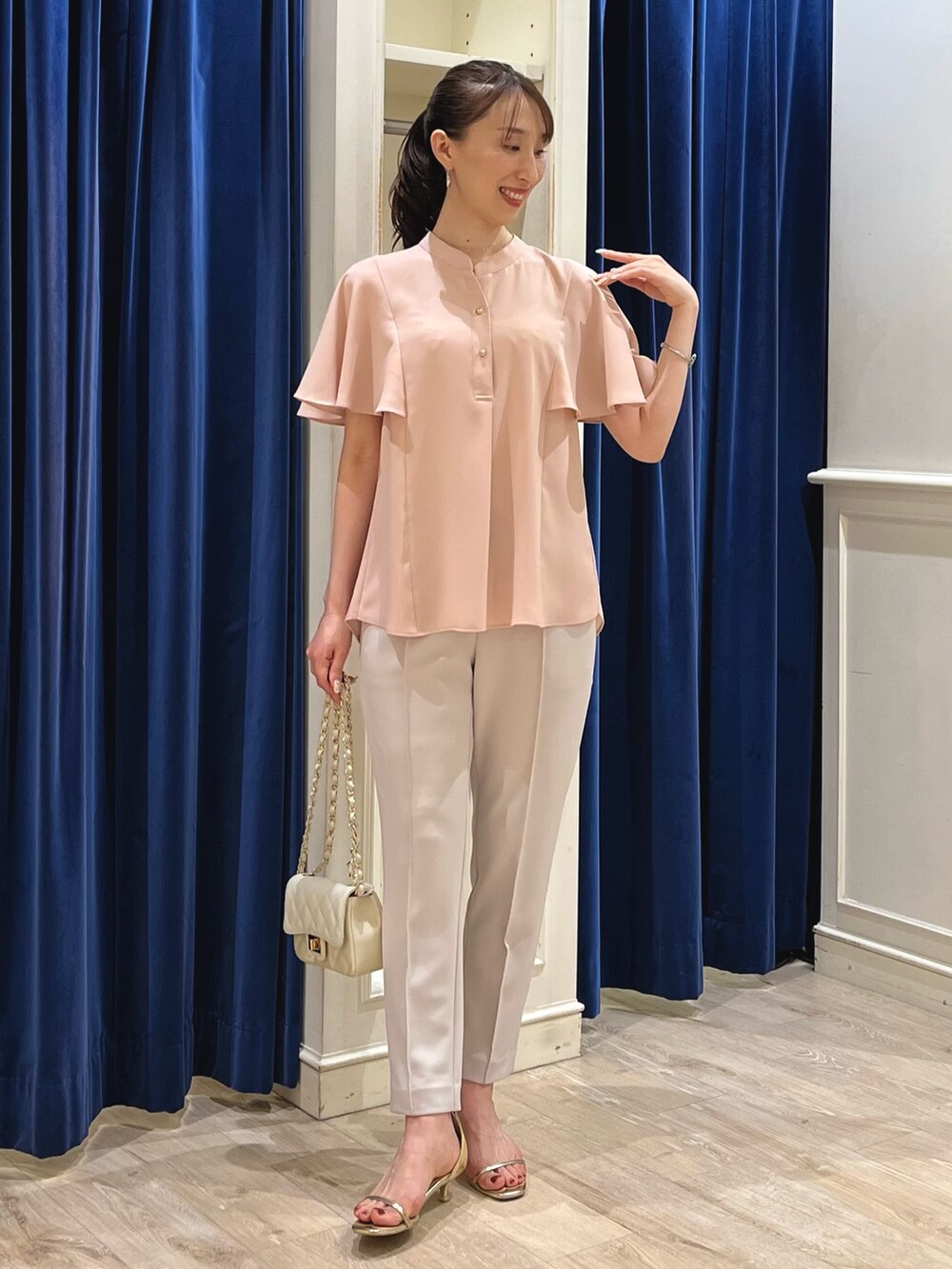 「夏コーデ、さらっと晴れやかスナップ、淡色コーデ、きれいめカジュアル、オトナ女子、ボリューム袖、フレアスリーブ、ブラウス、イージーパンツ、テーパードパンツ、ピンク、オフィスカジュアル、キレイめ、ノーリーズ、パンツスタイル」｜「NOLLEY’S Sophiのジョーゼットフレアスリーブブラウス（シャツ/ブラウス、ピンク系）」を使った、nol ikeoさん（レディース・160cm）の夏コーディネートの6枚目の写真