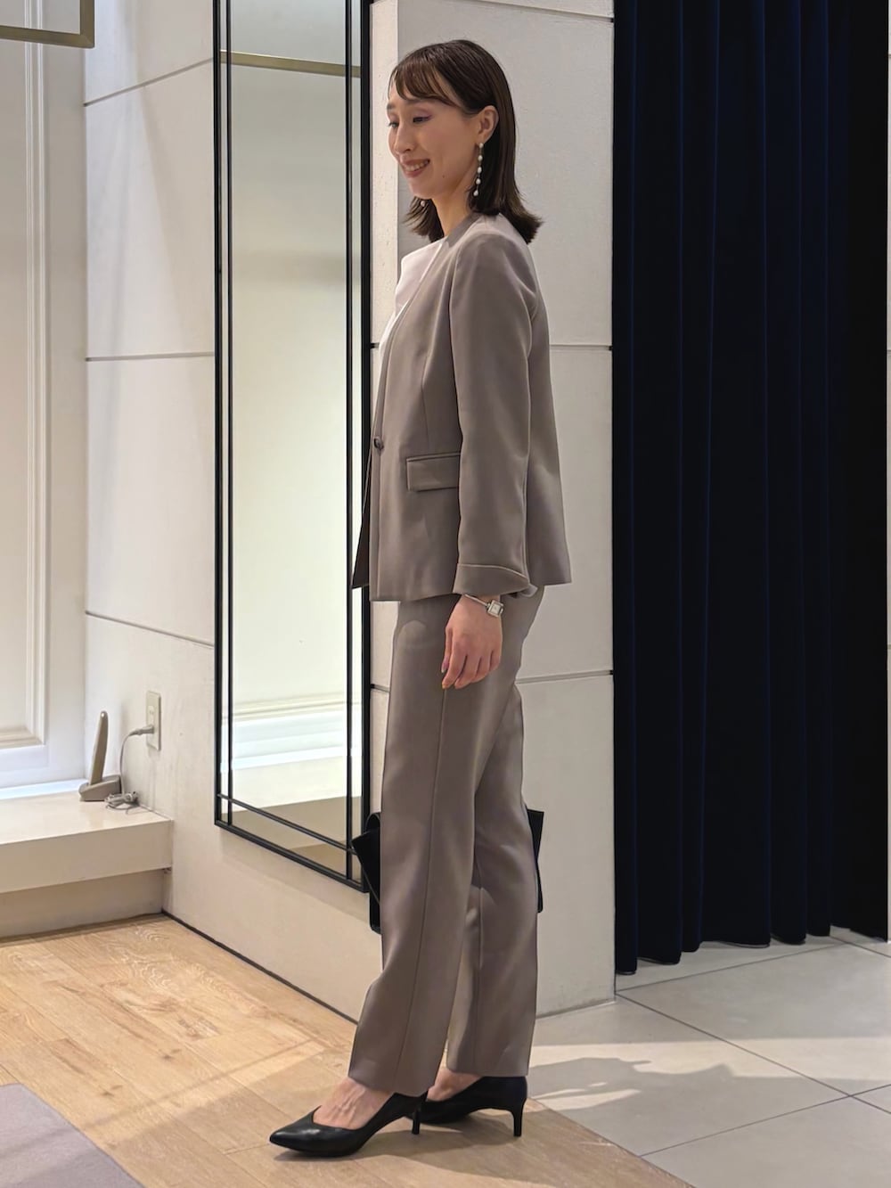 ホワイト系のシャツ/ブラウス、グリーン系のノーカラージャケット、グリーン系のその他パンツを着用したレディースの夏コーディネートの8枚目の写真