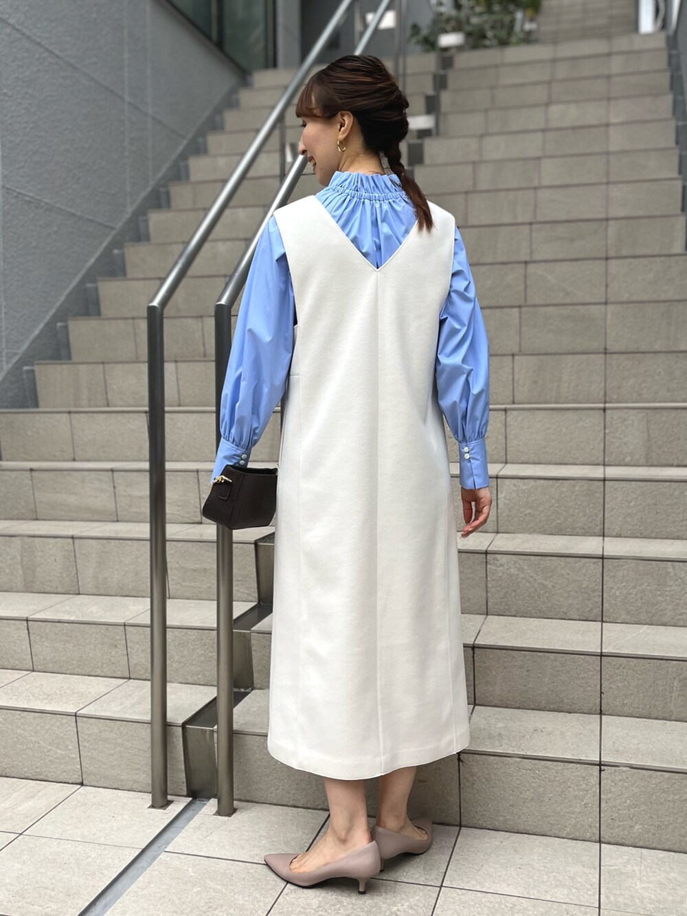 ブルー系のシャツ/ブラウス、ホワイト系のワンピース、ブルー系のショルダーバッグを着用したレディースの冬コーディネートの8枚目の写真