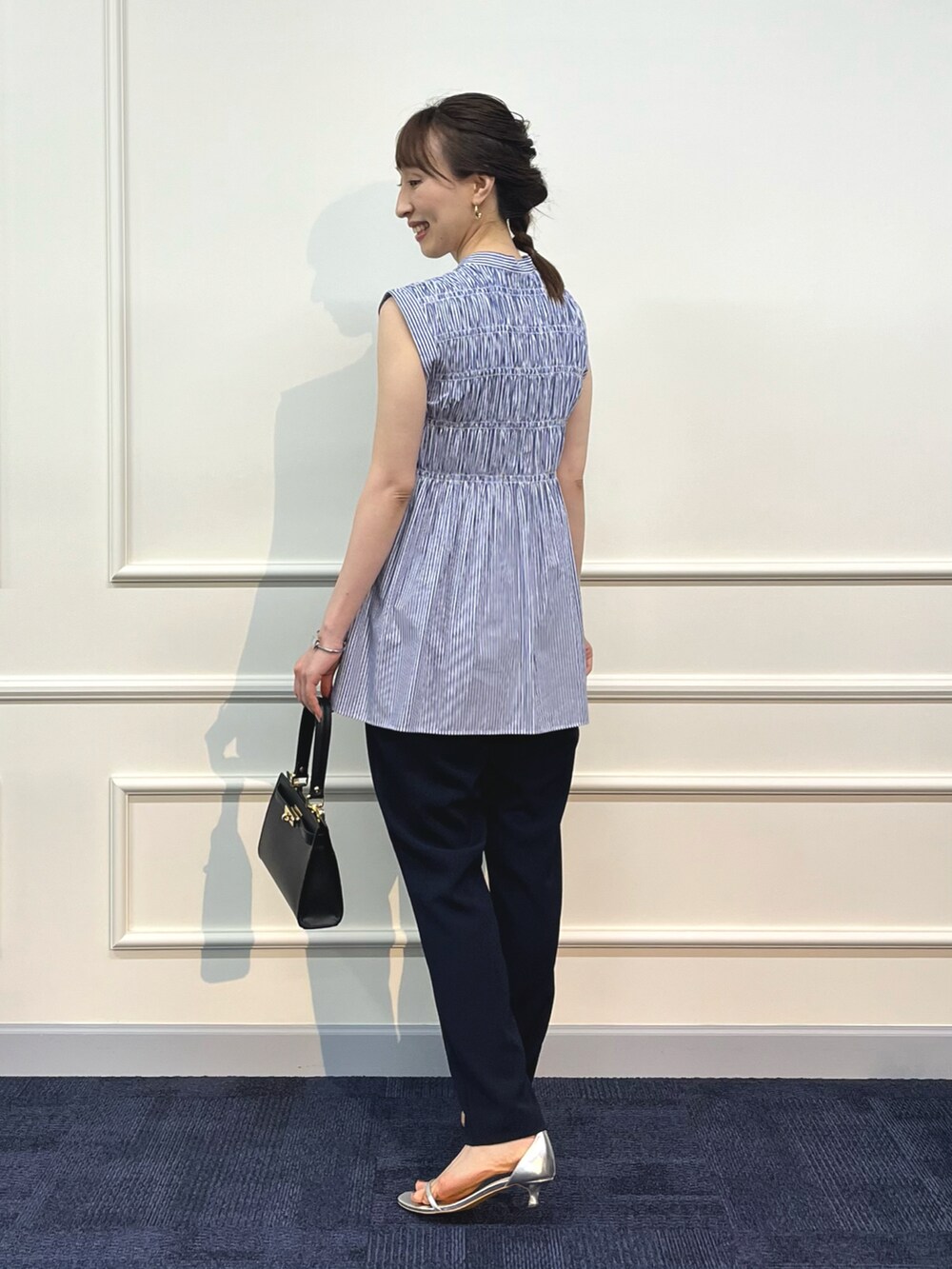 ブルー系のシャツ/ブラウス、ブラック系のショルダーバッグ、ブルー系のその他パンツを着用したレディースの夏コーディネートの5枚目の写真