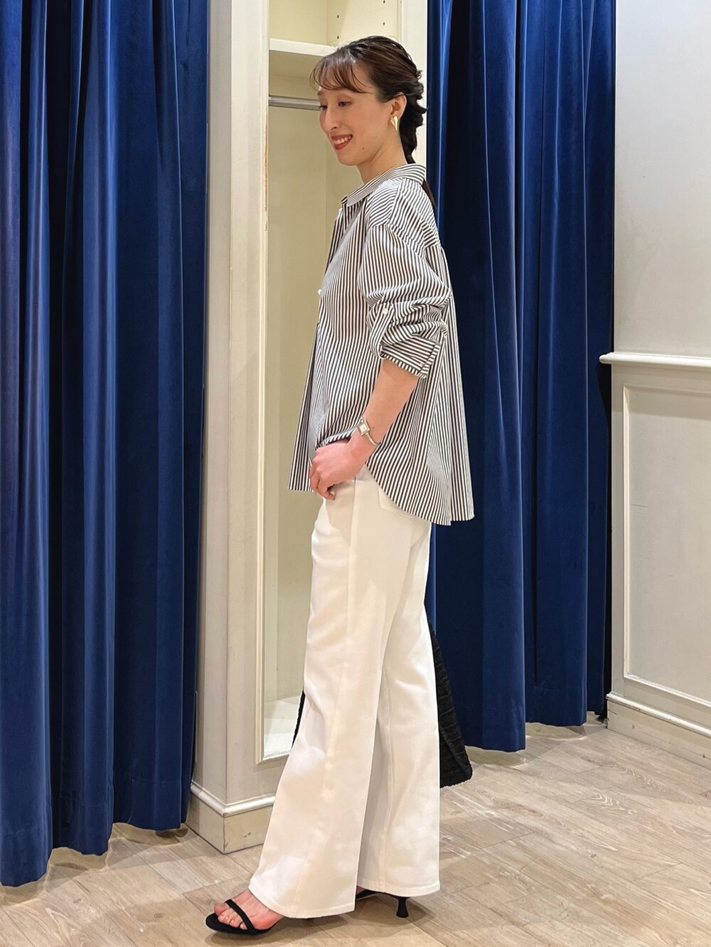 「大人カジュアル、お出かけコーデ、ストライプシャツ、春夏コーデ、シンプルコーデ、きれいめカジュアル、休日スタイル、オトナ女子、大人コーデ、シャツ、デニム、デニムパンツ、スキッパーシャツ、ノーリーズ、ストライプ」|「NOLLEY’Sの【grace grace/グラスグラス】ハートイヤリング(イヤリング、ゴールド系)」を使った、nol ikeoさん(骨格ウェーブ・レディース・160cm)の春コーディネートの8枚目の写真