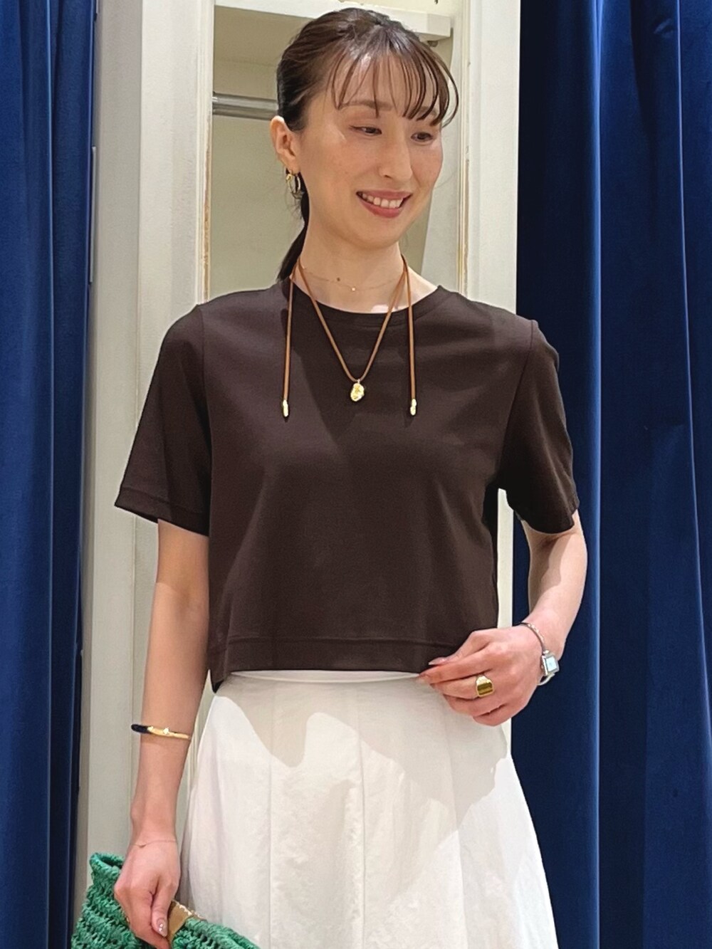 「サンダル、きれいめカジュアル、休日スタイル、ロングスカート、大人カジュアルコーデ、ブラウン、フレアスカート、Tシャツコーデ、Tシャツ、スカート、ショート丈トップス、ショート丈、ノーリーズ、Ｔシャツ、夏コーデ」｜「NOLLEY’Sのニュアンスプレートネックレス（ネックレス、ゴールド系）」を使った、nol ikeoさん（骨格ウェーブ・レディース・160cm）の春コーディネートの3枚目の写真