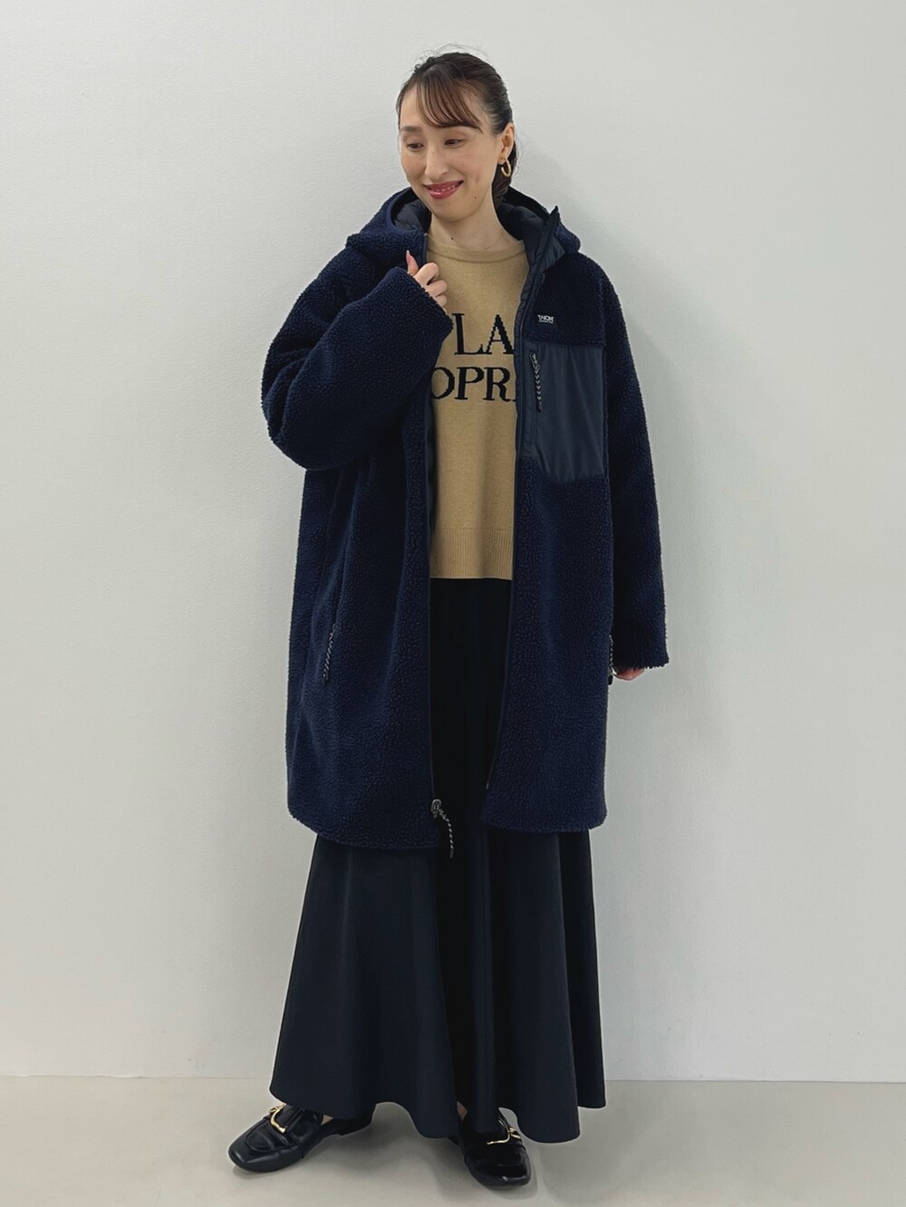 「ロングスカート、おでかけコーデ、秋冬コーデ、ロゴ、ロゴニット、ダウン、ボア、リバーシブル、きれいめカジュアル、大人カジュアル、TAION、アウター、ノーリーズ、スカート、マキシスカート」｜「TAIONの◇【WEB限定】【TAION/タイオン】別注ボア×ダウンフードコート(リバーシブル)（ダウンジャケット/コート、ブルー系）」を使った、nol ikeoさん（レディース・160cm）の秋コーディネートの3枚目の写真