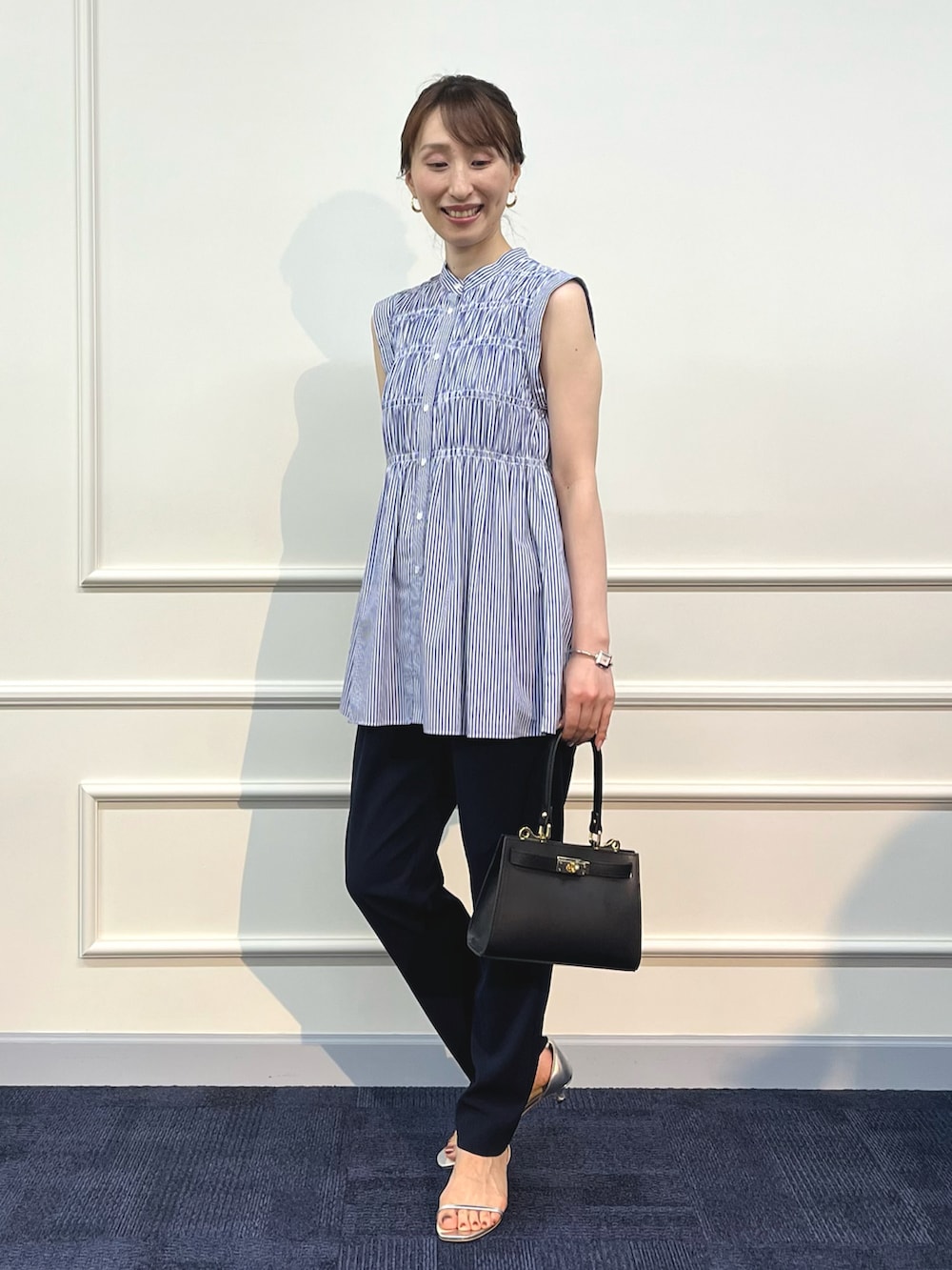 ブルー系のシャツ/ブラウス、ブラック系のショルダーバッグ、ブルー系のその他パンツを着用したレディースの夏コーディネートの4枚目の写真