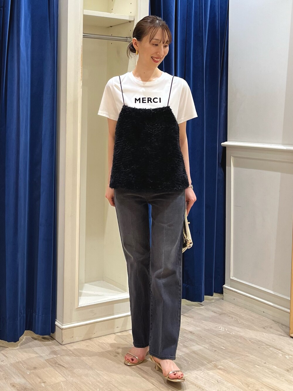 「レイヤードスタイル、夏コーデ、おしゃ見えテクニック、きれいめカジュアル、ロゴT、Tシャツ、デニムパンツ、デニム、ブラックデニム、ハイウエストデニム、キャミソール、ジーンズ、キャミ×Tシャツ、センタープレス、ノーリーズ」|「NOLLEY’S SophiのアルビニスタスムースフロッキーロゴT(Tシャツ/カットソー、ホワイト系)」を使った、nol ikeoさん(レディース・160cm)の夏コーディネートの6枚目の写真