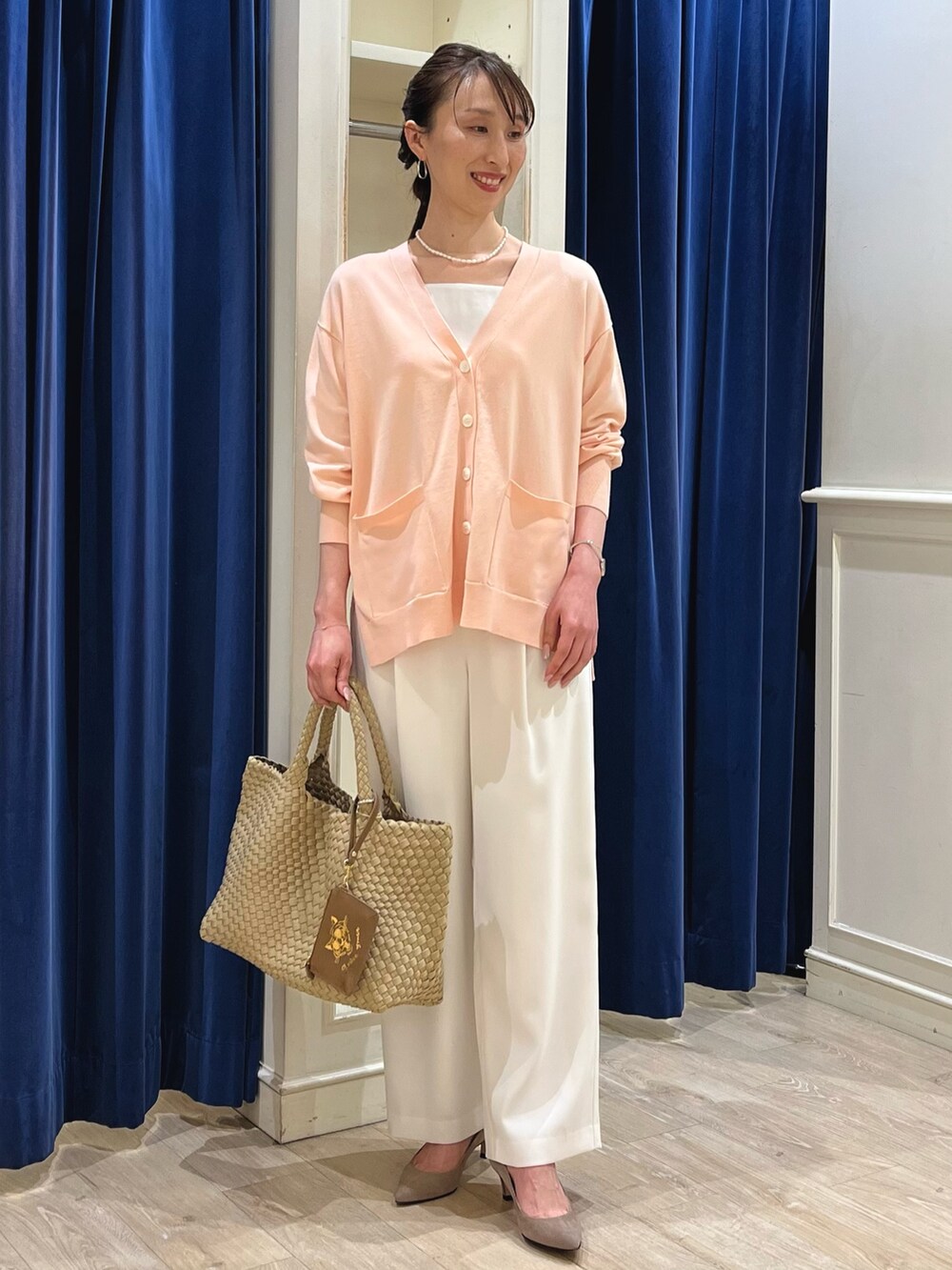 「春コーデ、春、パンツコーデ、ピンク、カーディガン、カーディガンコーデ、ノーリーズ、ワイドパンツ、イージーパンツ、パンツスタイル、きれいめカジュアル、メッシュバッグ、トートバッグ、白パンツ、ニットカーディガン」|「NOLLEY’Sの淡水パールネックレス(ネックレス、ホワイト系)」を使った、nol ikeoさん(骨格ウェーブ・レディース・160cm)の春コーディネートの6枚目の写真