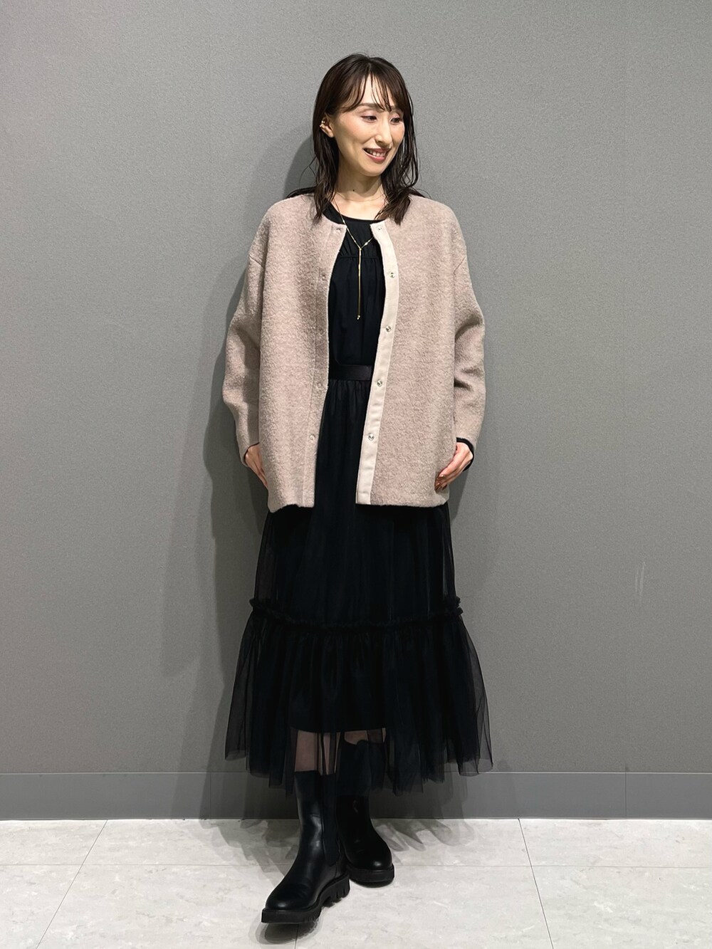 「秋服まるっと大公開、きれいめカジュアル、サイドゴアブーツ、チュール、チュールスカート、もこもこ、モコモコアウター、ブルゾン、シアートップス、ブラック、ボア、ボアブルゾン、ノーリーズ、ロングスカート、コクーンシルエット」|「NOLLEY’S Sophiのパールダブルラインイヤーカフ(イヤーカフ、ホワイト系)」を使った、nol ikeoさん(レディース・160cm)の秋コーディネートの2枚目の写真