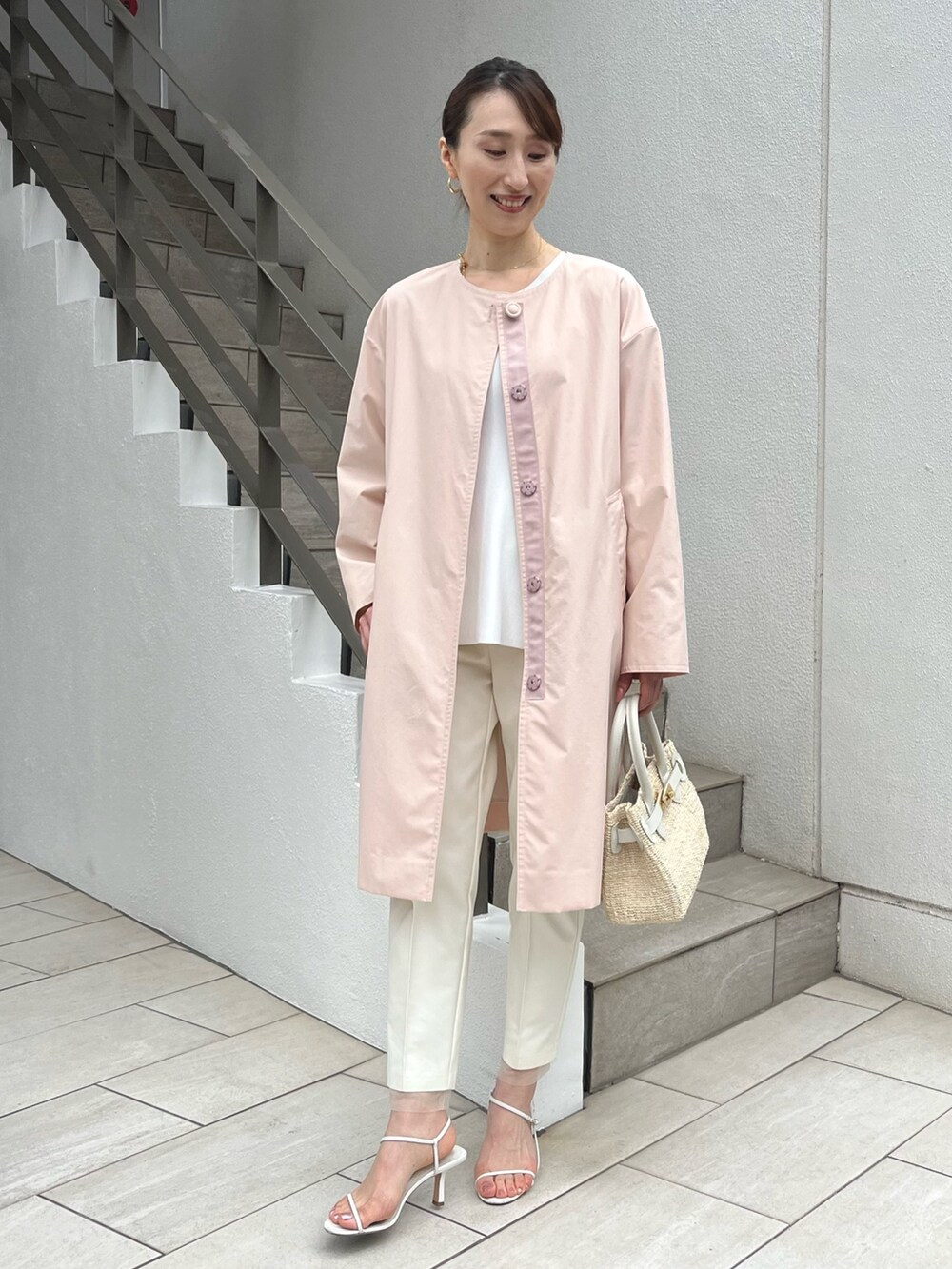 「春色、オフィスカジュアル、パンツコーデ、コート、春アウター、ノーカラーコート、ピンク、春コーデ、テーパードパンツ、ワントーンコーデ、ノーリーズ、パンツスタイル、キレイめ、カラーアウター、24ssトレンド」|「NOLLEY’S Sophiの《手洗い可能》肩タックリブフレアプルオーバーニット(ニット/セーター、ホワイト系)」を使った、nol ikeoさん(レディース・160cm)の冬コーディネートの3枚目の写真